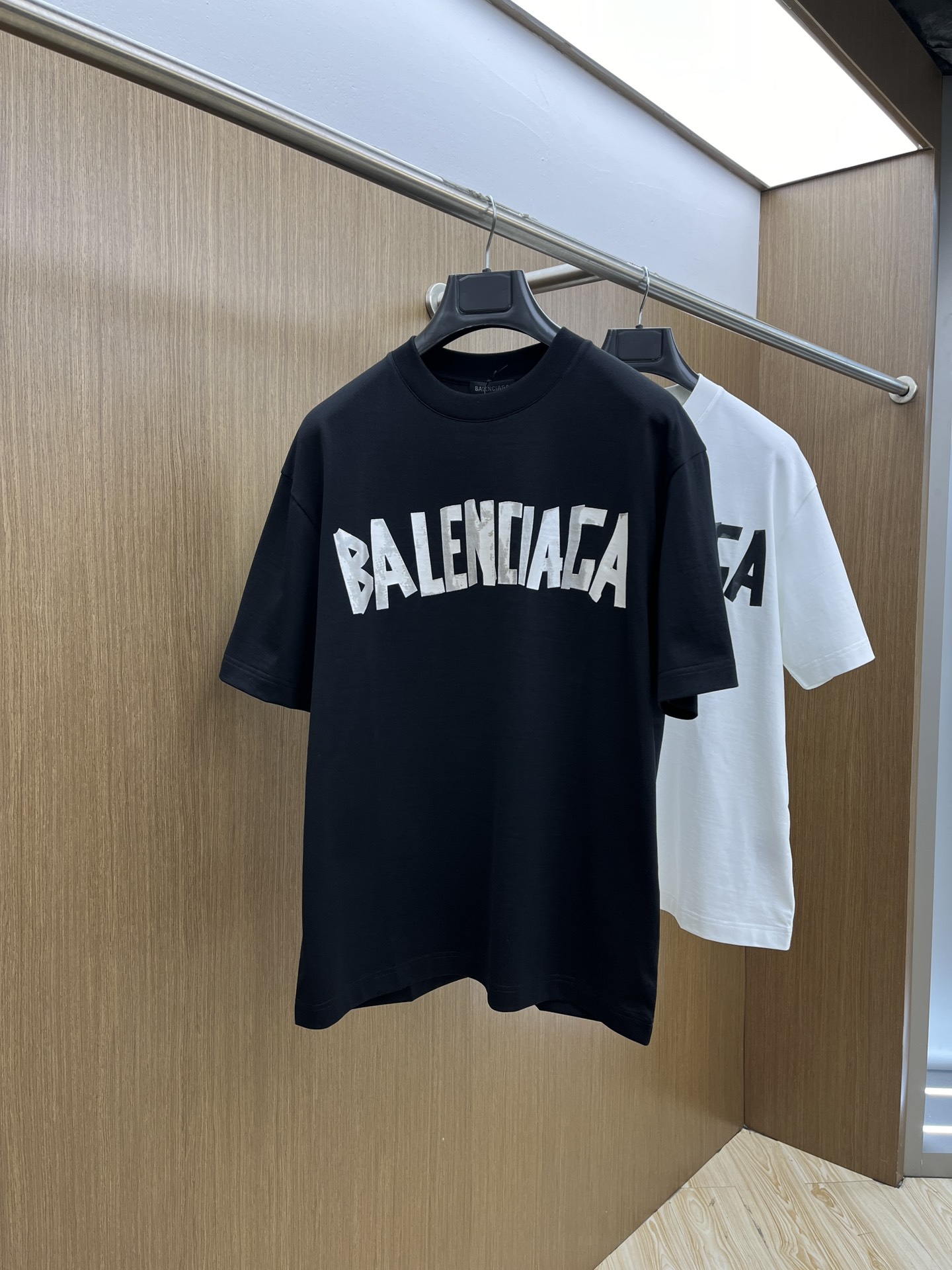 NO:123163,New BBG high-end customization 2025 spring and summer new first-time counter latest short-sleeved round-neck T-shirt high-end customization design avant-garde and fashionable!  Brand logo heavy craft design, high-end customized mercerated cloud cotton fabric, soft feel, comfortable to wear, exquisite counter-level car line, fine workmanship, invincible and handsome upper body effect!  A must-have item for handsome men!  Color black white bld code number M-3XL, T-shirt,tees,t-shirt,alexander wang19860909新款 BBG高端定制 2025春夏新款首发专柜最新款短袖圆领T恤 高端订制 设计前卫时尚！品牌logo重工艺设计 高端定制丝光云朵棉面料.手感柔软.穿着舒适.专柜级别精致车线.做工精细.上身效果无敌帅气！型男必备单品！ 颜色黑色 白色 bld码数M-3XL,,T-shirt,tees，t-shirt,alexander wang,Men's clothing