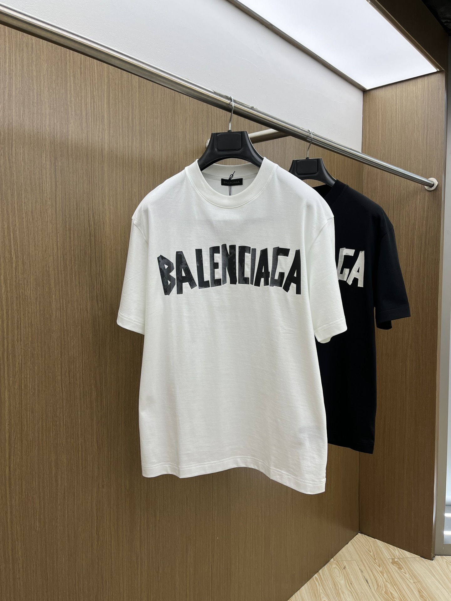 NO:123165,New BBG high-end customization 2025 spring and summer new first-time counter latest short-sleeved round-neck T-shirt high-end customization design avant-garde and fashionable!  Brand logo heavy craft design, high-end customized mercerated cloud cotton fabric, soft feel, comfortable to wear, exquisite counter-level car line, fine workmanship, invincible and handsome upper body effect!  A must-have item for handsome men!  Color black white bld code number M-3XL, T-shirt,tees,t-shirt,alexander wang19860909新款 BBG 高端定制 2025春夏新款首发专柜最新款短袖圆领T恤 高端订制 设计前卫时尚！品牌logo重工艺设计 高端定制丝光云朵棉面料.手感柔软.穿着舒适.专柜级别精致车线.做工精细.上身效果无敌帅气！型男必备单品！ 颜色黑色 白色 bld码数M-3XL,,T-shirt,tees，t-shirt,alexander wang,Men's clothing