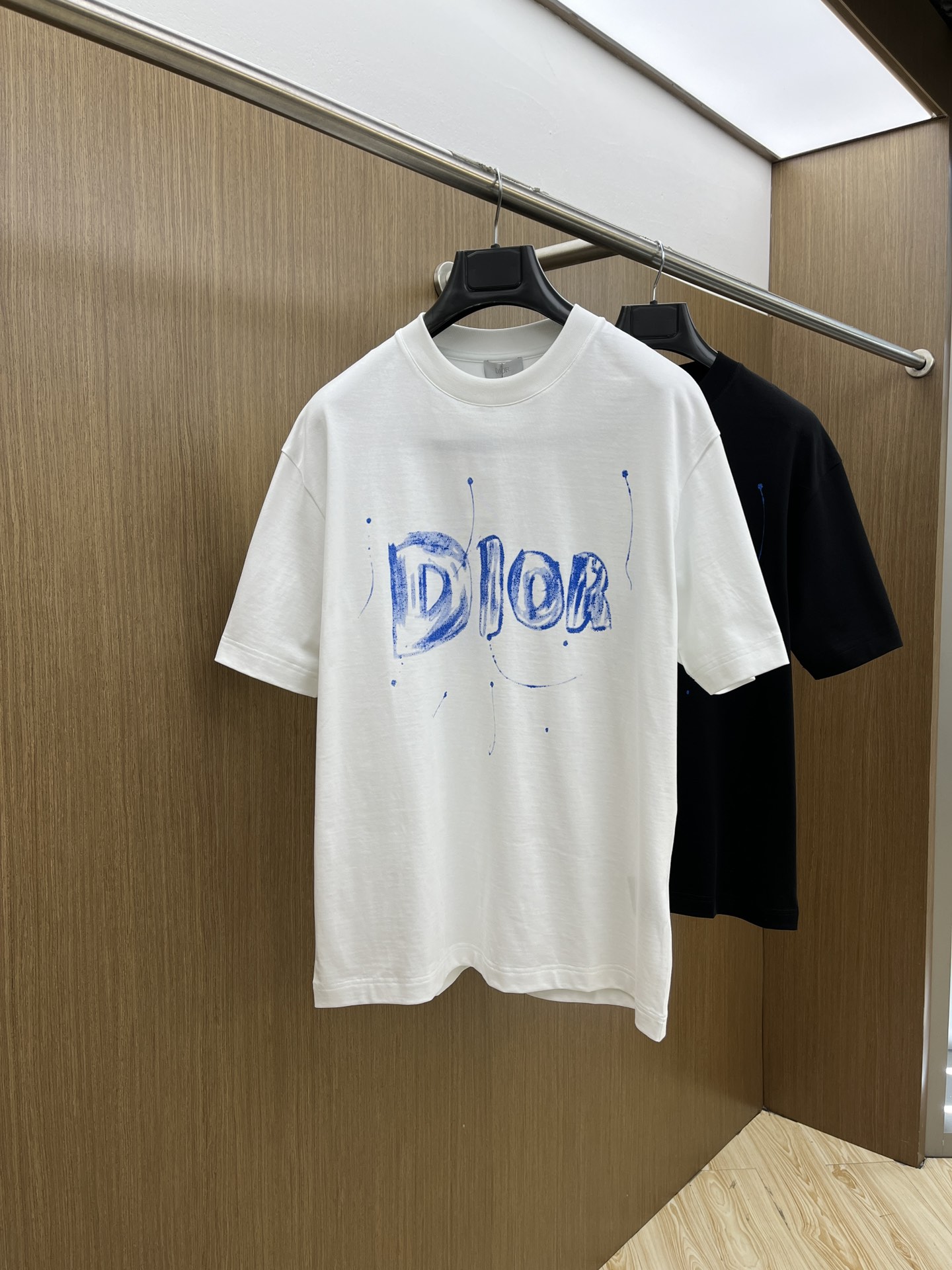 NO:123166,New CD high-end customization 2025 spring and summer new first-time counter latest short-sleeved round-neck T-shirt high-end customization design avant-garde and fashionable!  Brand logo heavy craft design, high-end customized mercerated cloud cotton fabric, soft feel, comfortable to wear, exquisite counter-level car line, fine workmanship, invincible and handsome upper body effect!  A must-have item for handsome men!  Color black white bld code number M-3XL, T-shirt,tees,t-shirt,alexander wang19860909新款 CD 高端定制 2025春夏新款首发专柜最新款短袖圆领T恤 高端订制 设计前卫时尚！品牌logo重工艺设计 高端定制丝光云朵棉面料.手感柔软.穿着舒适.专柜级别精致车线.做工精细.上身效果无敌帅气！型男必备单品！ 颜色黑色 白色 bld码数M-3XL,,T-shirt,tees，t-shirt,alexander wang,Men's clothing