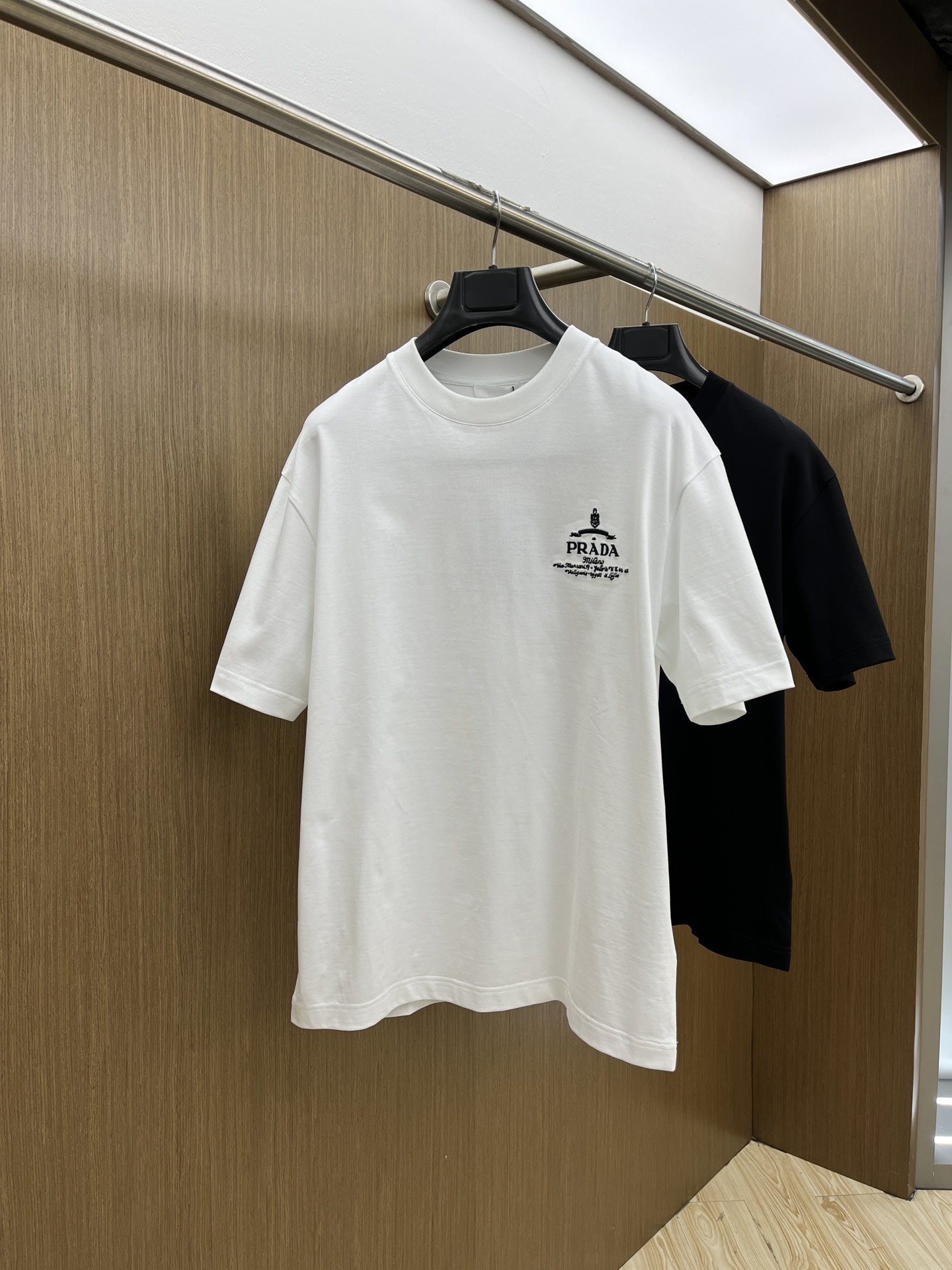 NO:123171,New PD high-end customization 2025 spring and summer new first-time counter latest short-sleeved round-neck T-shirt high-end customization design avant-garde and fashionable!  Brand logo heavy craft design, high-end customized mercerated cloud cotton fabric, soft feel, comfortable to wear, exquisite counter-level car line, fine workmanship, invincible and handsome upper body effect!  A must-have item for handsome men!  Color black white bld code number M-3XL, T-shirt,tees,t-shirt,alexander wang19860909新款 PD高端定制 2025春夏新款首发专柜最新款短袖圆领T恤 高端订制 设计前卫时尚！品牌logo重工艺设计 高端定制丝光云朵棉面料.手感柔软.穿着舒适.专柜级别精致车线.做工精细.上身效果无敌帅气！型男必备单品！ 颜色黑色 白色 bld码数M-3XL,,T-shirt,tees，t-shirt,alexander wang,Men's clothing