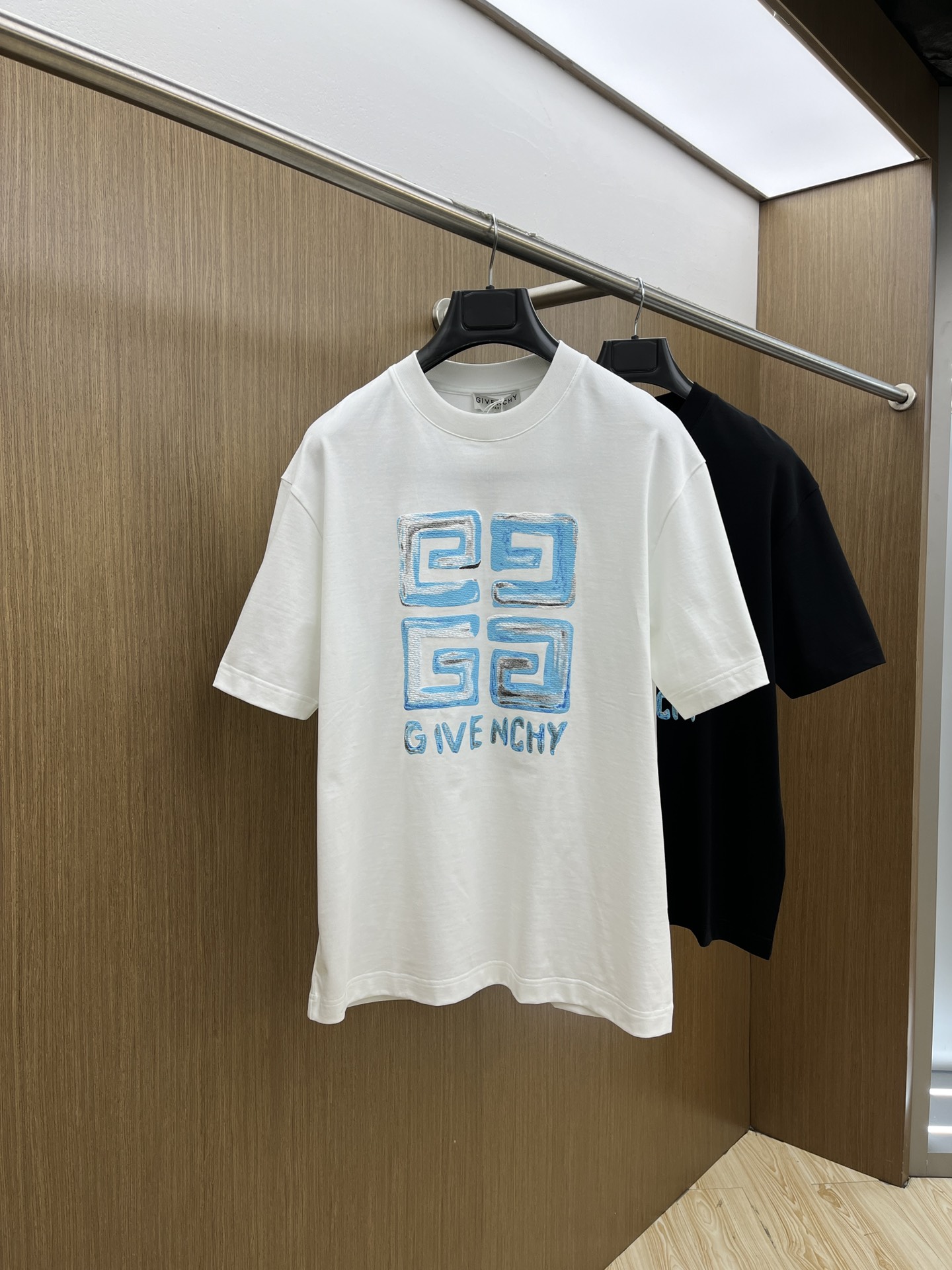 NO:123174,New GVC high-end customization 2025 spring and summer new first-time counter latest short-sleeved round-neck T-shirt high-end customization design avant-garde and fashionable!  Brand logo heavy craft design, high-end customized mercerated cloud cotton fabric, soft feel, comfortable to wear, exquisite counter-level car line, fine workmanship, invincible and handsome upper body effect!  A must-have item for handsome men!  Color black white bld code number M-3XL, T-shirt,tees,t-shirt,alexander wang19860909新款 Gvc 高端定制 2025春夏新款首发专柜最新款短袖圆领T恤 高端订制 设计前卫时尚！品牌logo重工艺设计 高端定制丝光云朵棉面料.手感柔软.穿着舒适.专柜级别精致车线.做工精细.上身效果无敌帅气！型男必备单品！ 颜色黑色 白色 bld码数M-3XL,,T-shirt,tees，t-shirt,alexander wang,Men's clothing