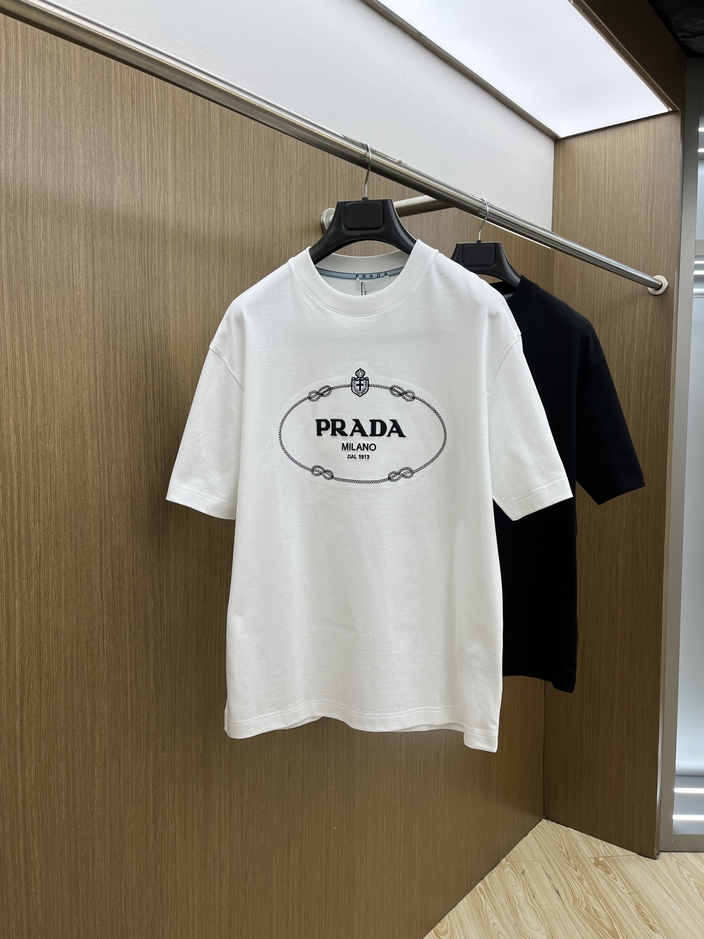 NO:123176,New PD high-end customization 2025 spring and summer new first-time counter latest short-sleeved round-neck T-shirt high-end customization design avant-garde and fashionable!  Brand logo heavy craft design, high-end customized mercerated cloud cotton fabric, soft feel, comfortable to wear, exquisite counter-level car line, fine workmanship, invincible and handsome upper body effect!  A must-have item for handsome men!  Color black white bld code number M-3XL, T-shirt,tees,t-shirt,alexander wang19860909新款 PD高端定制 2025春夏新款首发专柜最新款短袖圆领T恤 高端订制 设计前卫时尚！品牌logo重工艺设计 高端定制丝光云朵棉面料.手感柔软.穿着舒适.专柜级别精致车线.做工精细.上身效果无敌帅气！型男必备单品！ 颜色黑色 白色 bld码数M-3XL,,T-shirt,tees，t-shirt,alexander wang,Men's clothing