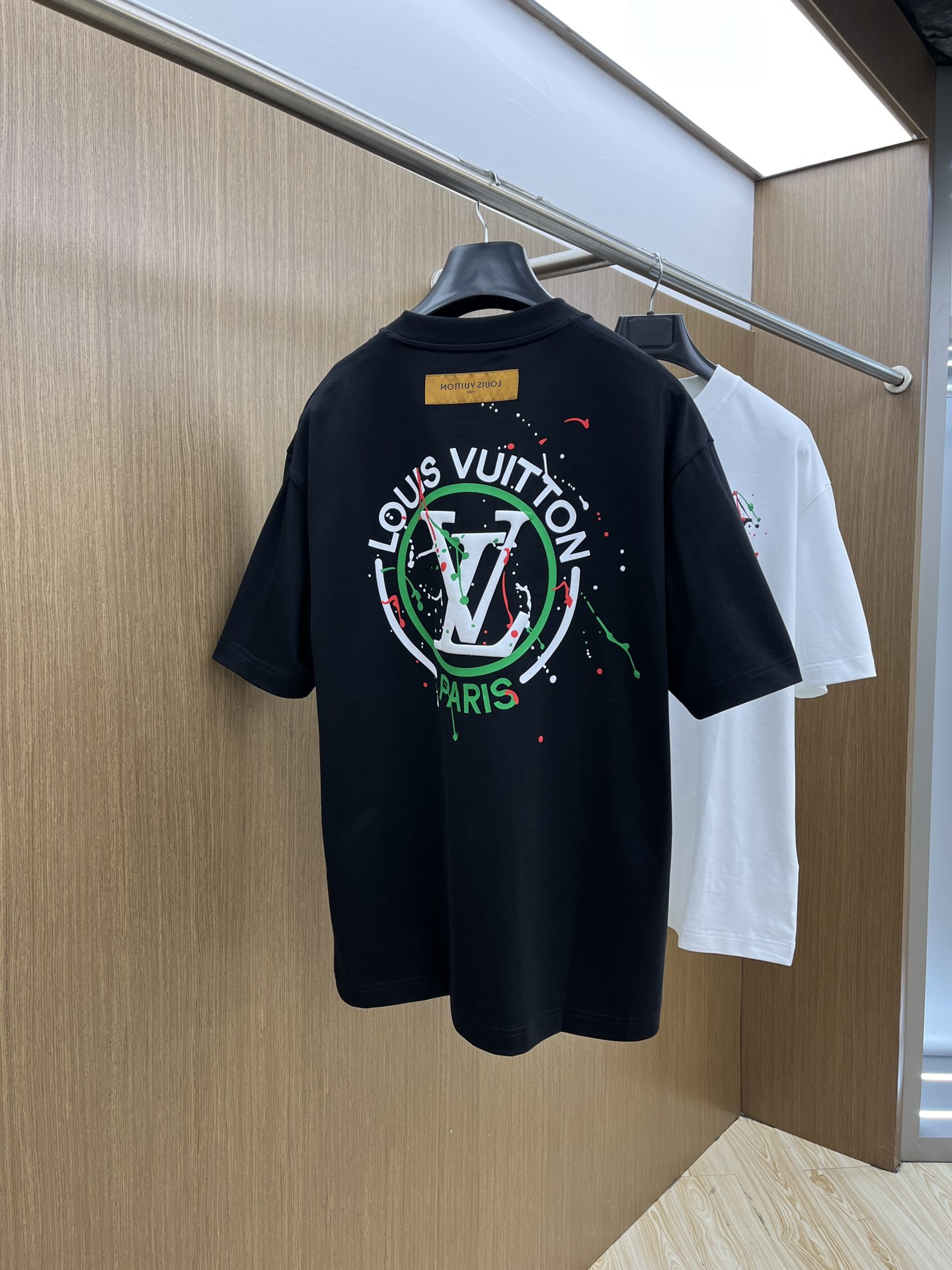 新款  LV 🔥🔥高端定制 2025春夏新款首发专柜最新款短袖圆领T恤 高端订制 设计前卫时尚！品牌lo