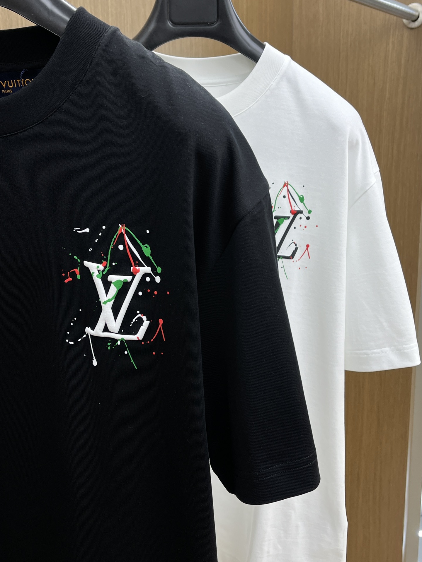 新款  LV 🔥🔥高端定制 2025春夏新款首发专柜最新款短袖圆领T恤 高端订制 设计前卫时尚！品牌lo