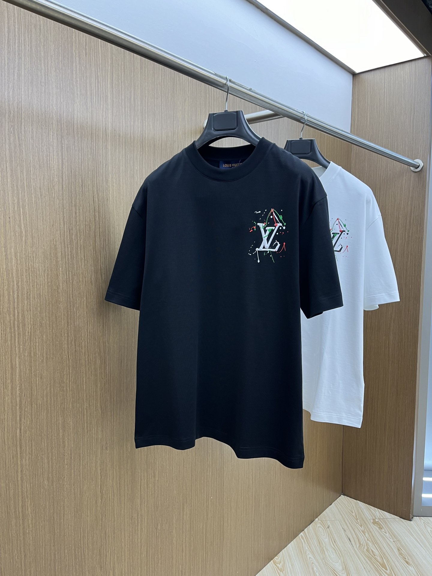 新款  LV 🔥🔥高端定制 2025春夏新款首发专柜最新款短袖圆领T恤 高端订制 设计前卫时尚！品牌lo