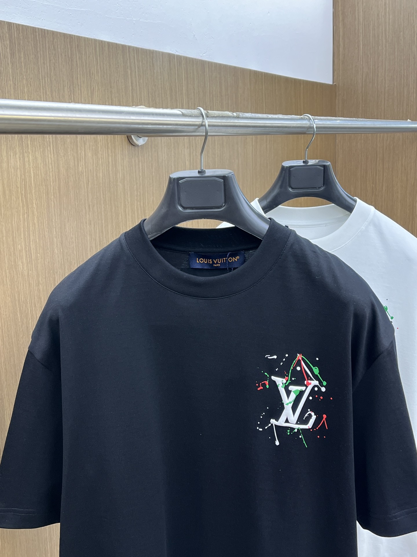 新款  LV 🔥🔥高端定制 2025春夏新款首发专柜最新款短袖圆领T恤 高端订制 设计前卫时尚！品牌lo