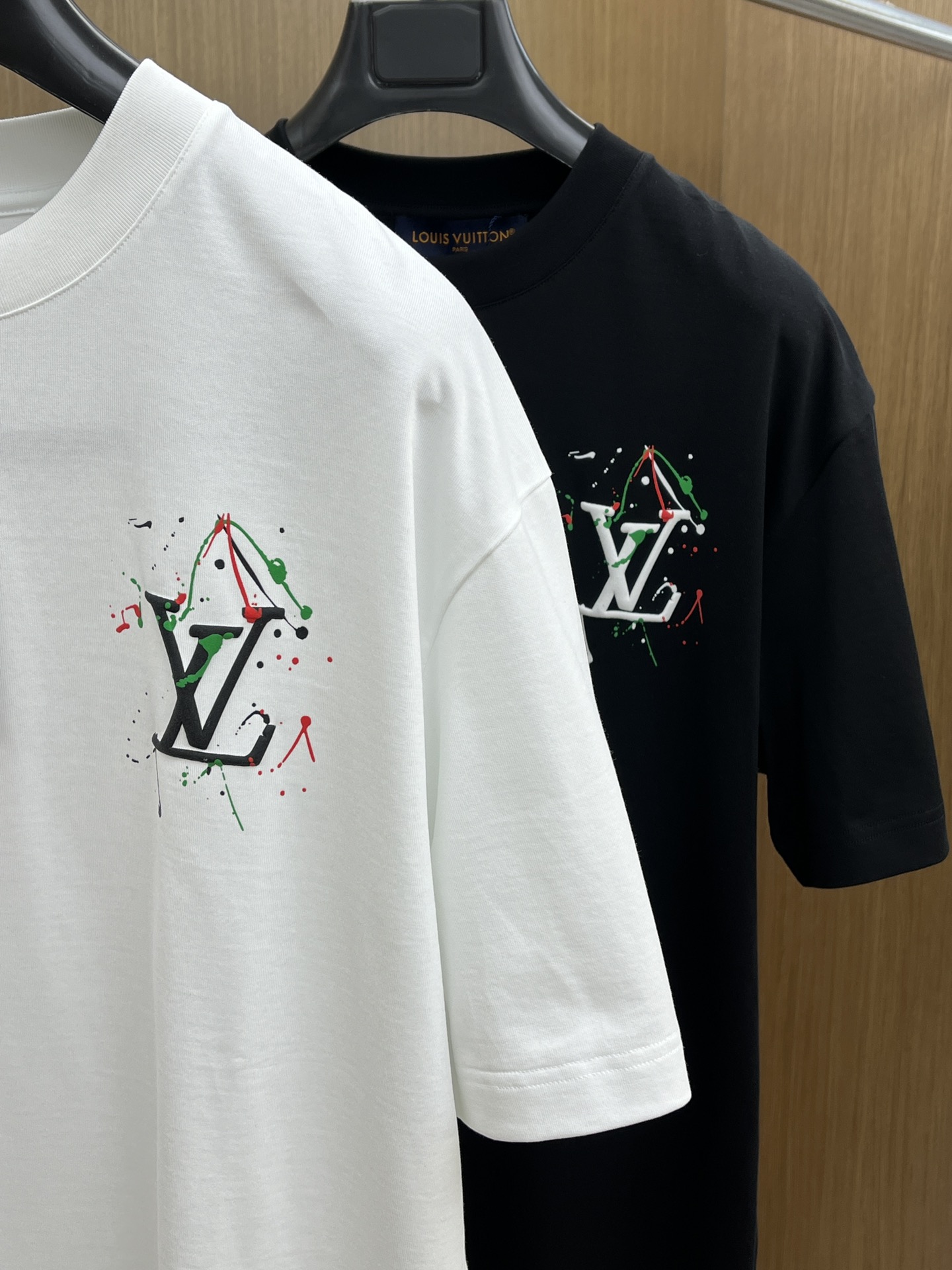 新款  LV 🔥🔥高端定制 2025春夏新款首发专柜最新款短袖圆领T恤 高端订制 设计前卫时尚！品牌lo