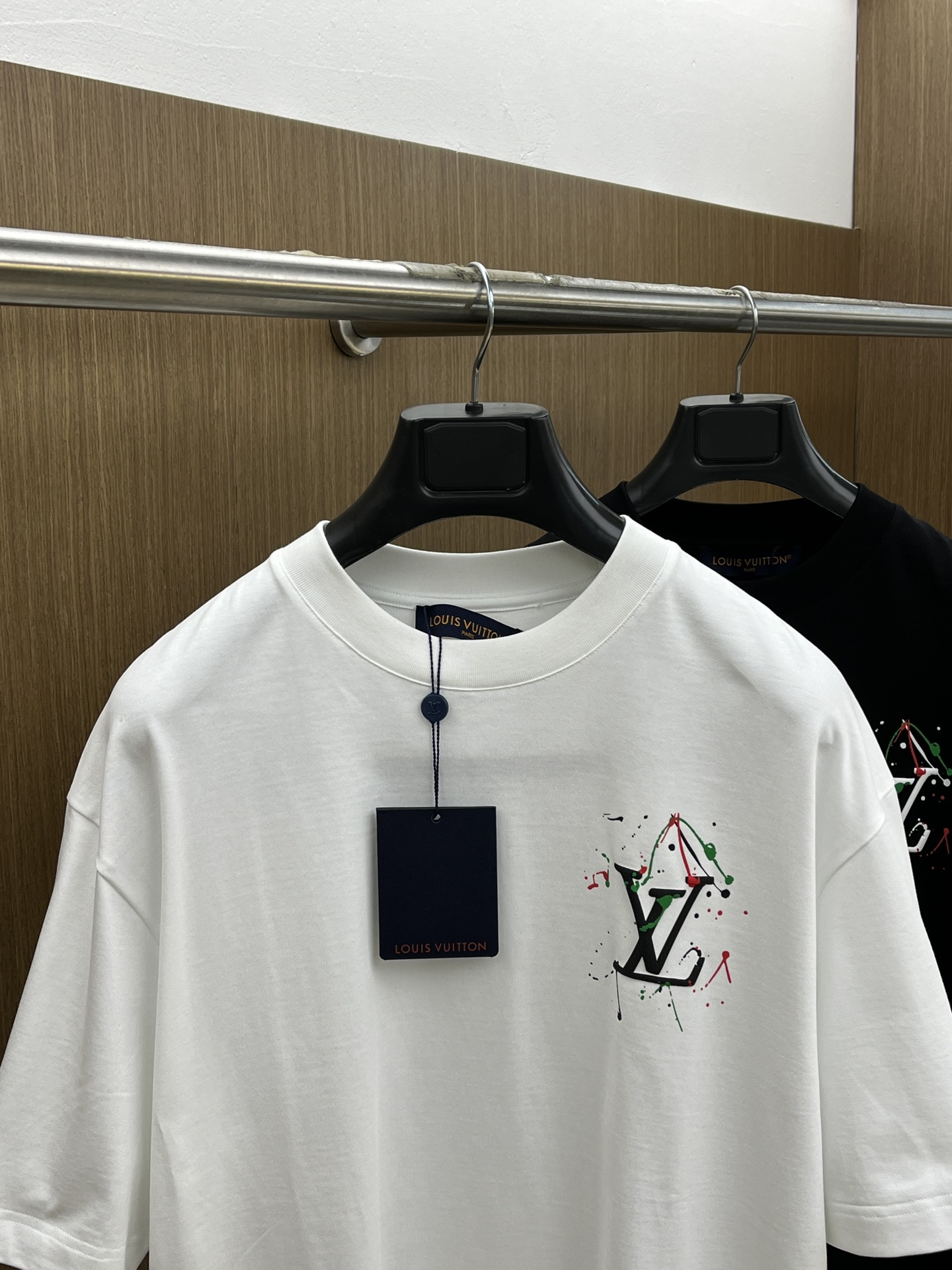 新款  LV 🔥🔥高端定制 2025春夏新款首发专柜最新款短袖圆领T恤 高端订制 设计前卫时尚！品牌lo