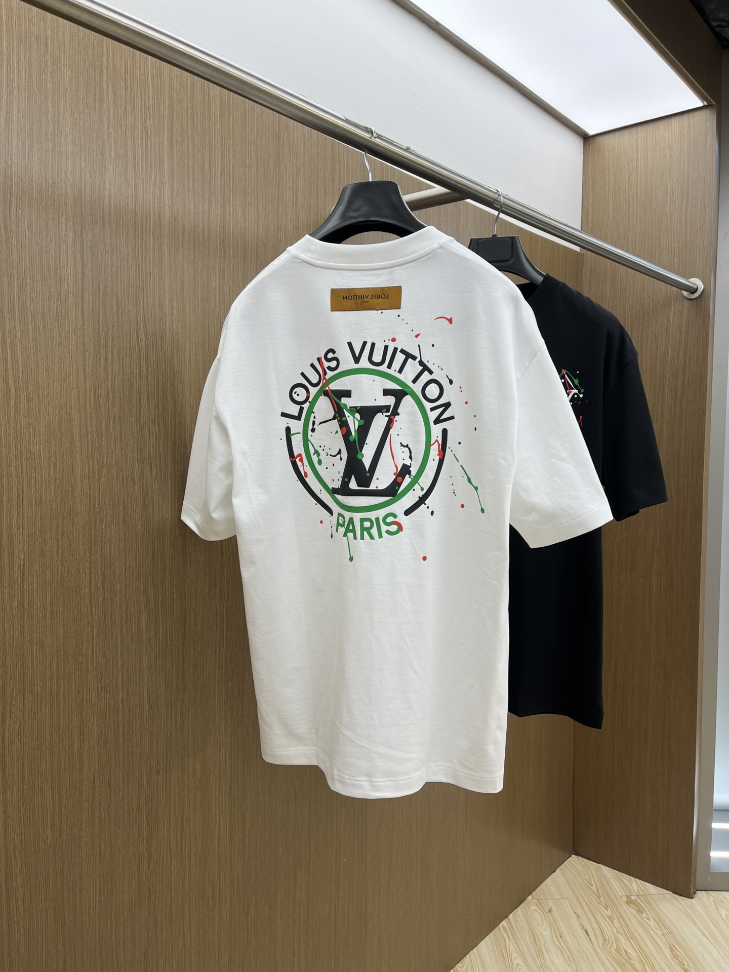 新款  LV 🔥🔥高端定制 2025春夏新款首发专柜最新款短袖圆领T恤 高端订制 设计前卫时尚！品牌lo