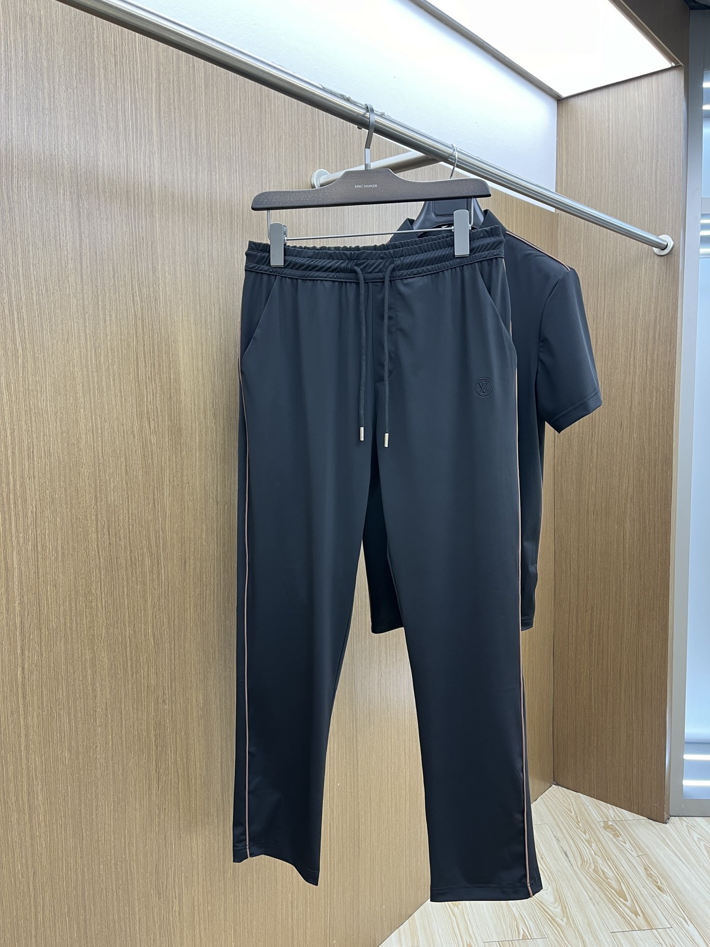 /套 LV 🔥🔥2045s春夏新品休闲套装 独家定制丝光棉棉面料，明星最爱时装味休闲简单大方 刺绣织带设