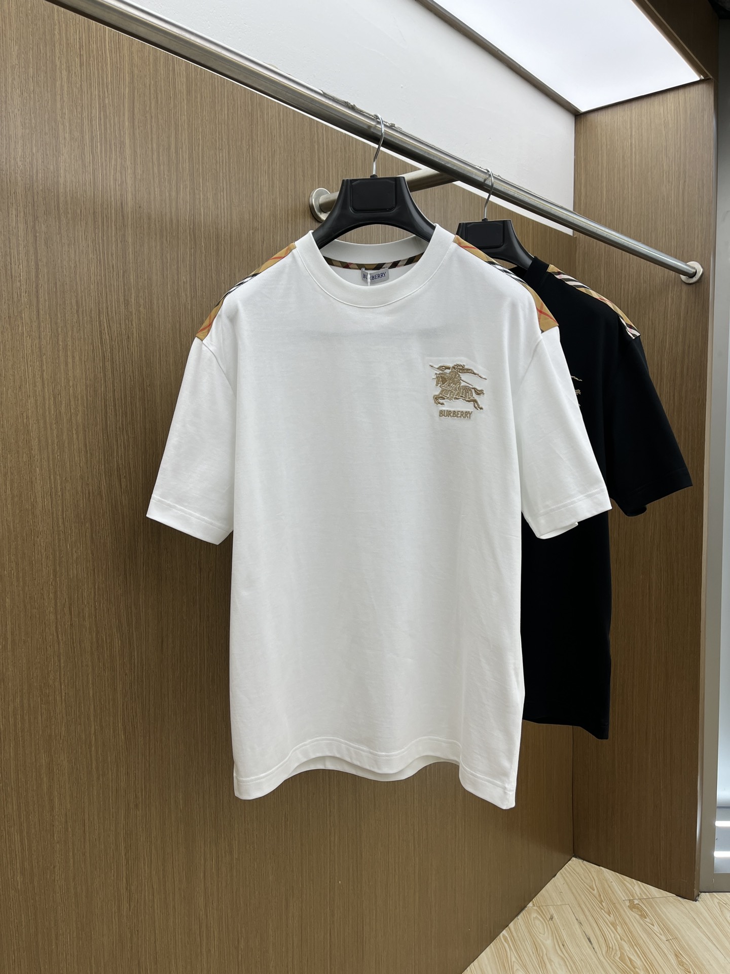 NO:125788,New BBR high-end customization 2025 spring and summer new first-time counter latest short-sleeved round-neck T-shirt high-end customization design avant-garde and fashionable!  Brand logo heavy craft design, high-end customized mercerated cloud cotton fabric, soft feel, comfortable to wear, exquisite counter-level car line, fine workmanship, invincible and handsome upper body effect!  A must-have item for handsome men!  Color black white bld code number M-3XL, T-shirt,tees,t-shirt,alexander wang19860909新款 BBR 高端定制 2025春夏新款首发专柜最新款短袖圆领T恤 高端订制 设计前卫时尚！品牌logo重工艺设计 高端定制丝光云朵棉面料.手感柔软.穿着舒适.专柜级别精致车线.做工精细.上身效果无敌帅气！型男必备单品！ 颜色黑色 白色 bld码数M-3XL,,T-shirt,tees，t-shirt,alexander wang,Men's clothing