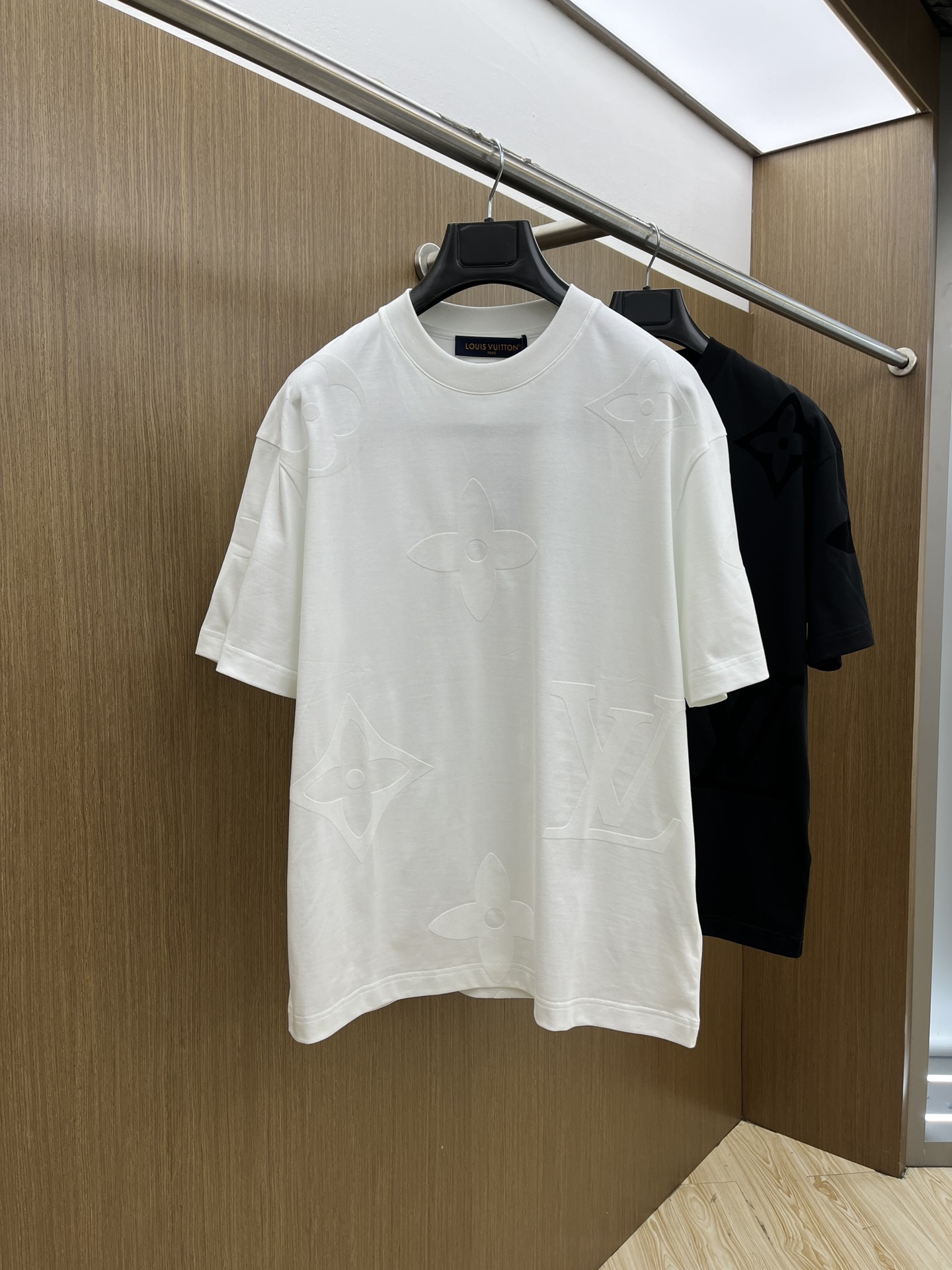 NO:125777,New LV high-end customization 2025 spring and summer new first-time counter latest short-sleeved round-neck T-shirt high-end customization design avant-garde and fashionable!  Brand logo heavy craft design, high-end customized mercerated cloud cotton fabric, soft feel, comfortable to wear, exquisite counter-level car line, fine workmanship, invincible and handsome upper body effect!  A must-have item for handsome men!  Color black white bld code number M-3XL, louis vuitton, T-shirt,tees, t-shirt,alexander wang19860909新款 LV 高端定制 2025春夏新款首发专柜最新款短袖圆领T恤 高端订制 设计前卫时尚！品牌logo重工艺设计 高端定制丝光云朵棉面料.手感柔软.穿着舒适.专柜级别精致车线.做工精细.上身效果无敌帅气！型男必备单品！ 颜色黑色 白色 bld码数M-3XL,,louis vuitton,T-shirt,tees，t-shirt,alexander wang,Men's clothing