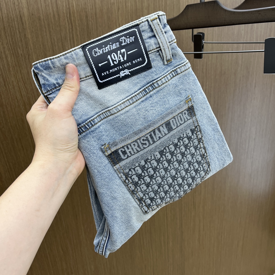 NO:160752,New CD high-end customization, 25ss spring and summer latest original jeans are released simultaneously on the counter. Original custom reproduction. Customer-supplied hardware and accessories. Original quality. Imported denim fabric heavy-working washing. Fine workmanship and excellent upper body!  Preferred single product FC SIZE:29-36 The next day, jeans,alexander wang19860909新款 CD 高端定制、25ss春夏最新款原牛仔裤 柜台同步发售 原版定制复刻 客供五金辅料 原单品质 进口牛仔面料重工洗水 做工走线精细 上身绝佳！优选单品FC SIZE:29-36 隔天,,jeans,alexander wang,Men's clothing