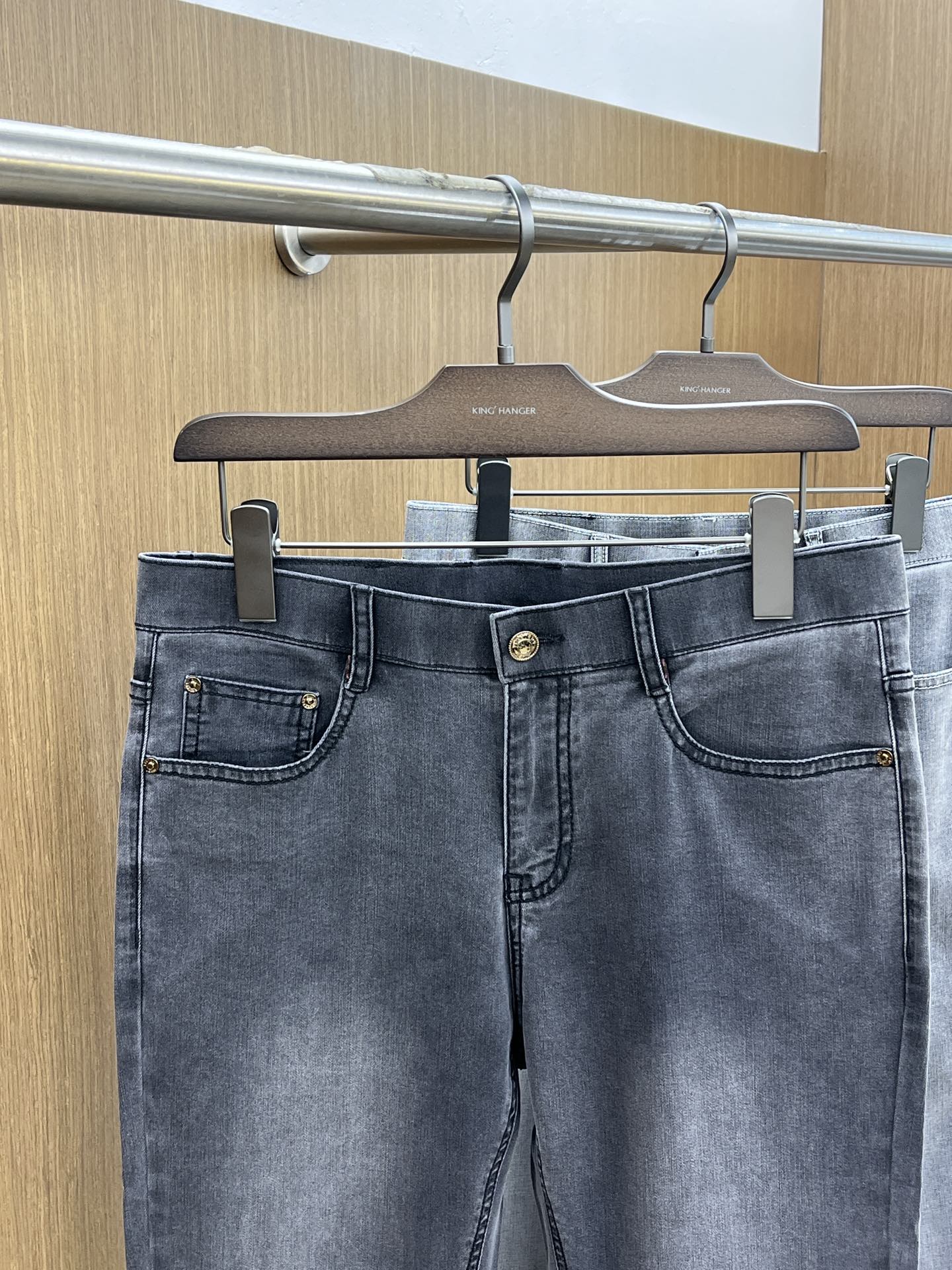 2025 Early Spring High-End Custom Jeans with Unique Features and Quality Hardware - 图片 3