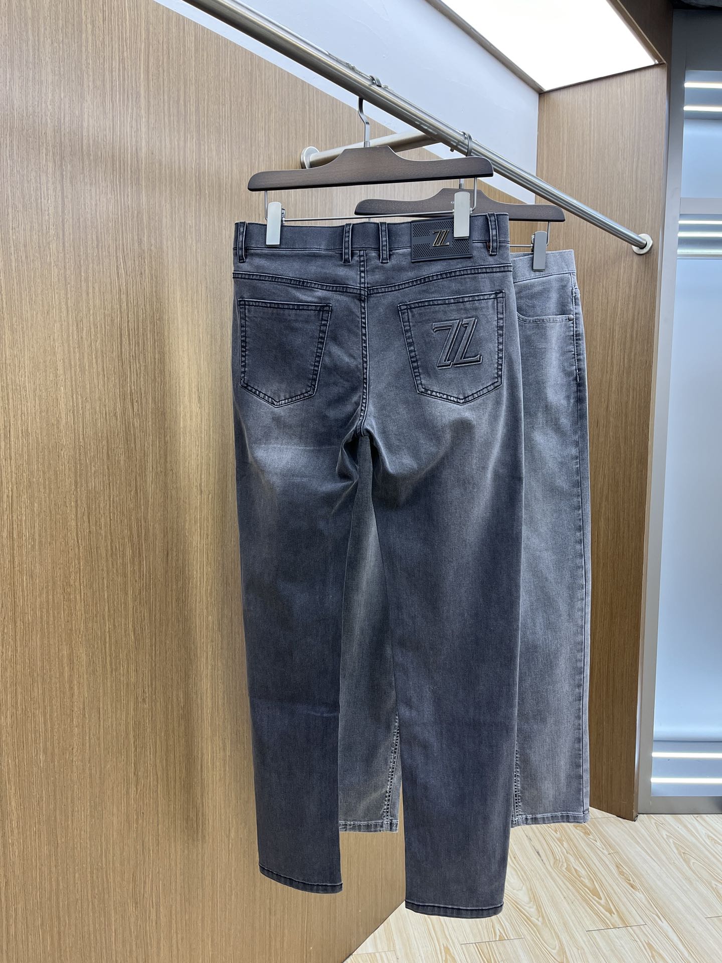 2025 Early Spring High-End Custom Jeans with Unique Features and Quality Hardware - 图片 8