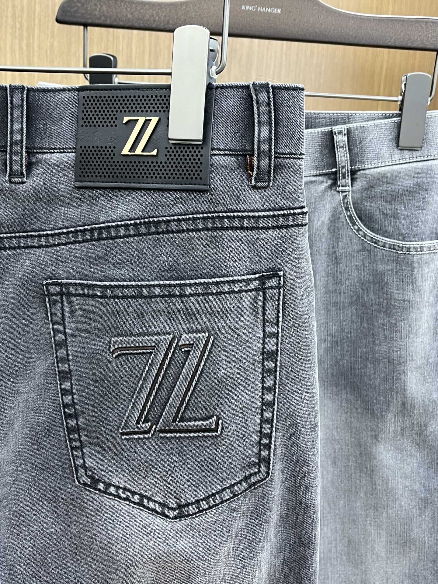 2025 Early Spring High-End Custom Jeans with Unique Features and Quality Hardware - 图片 9