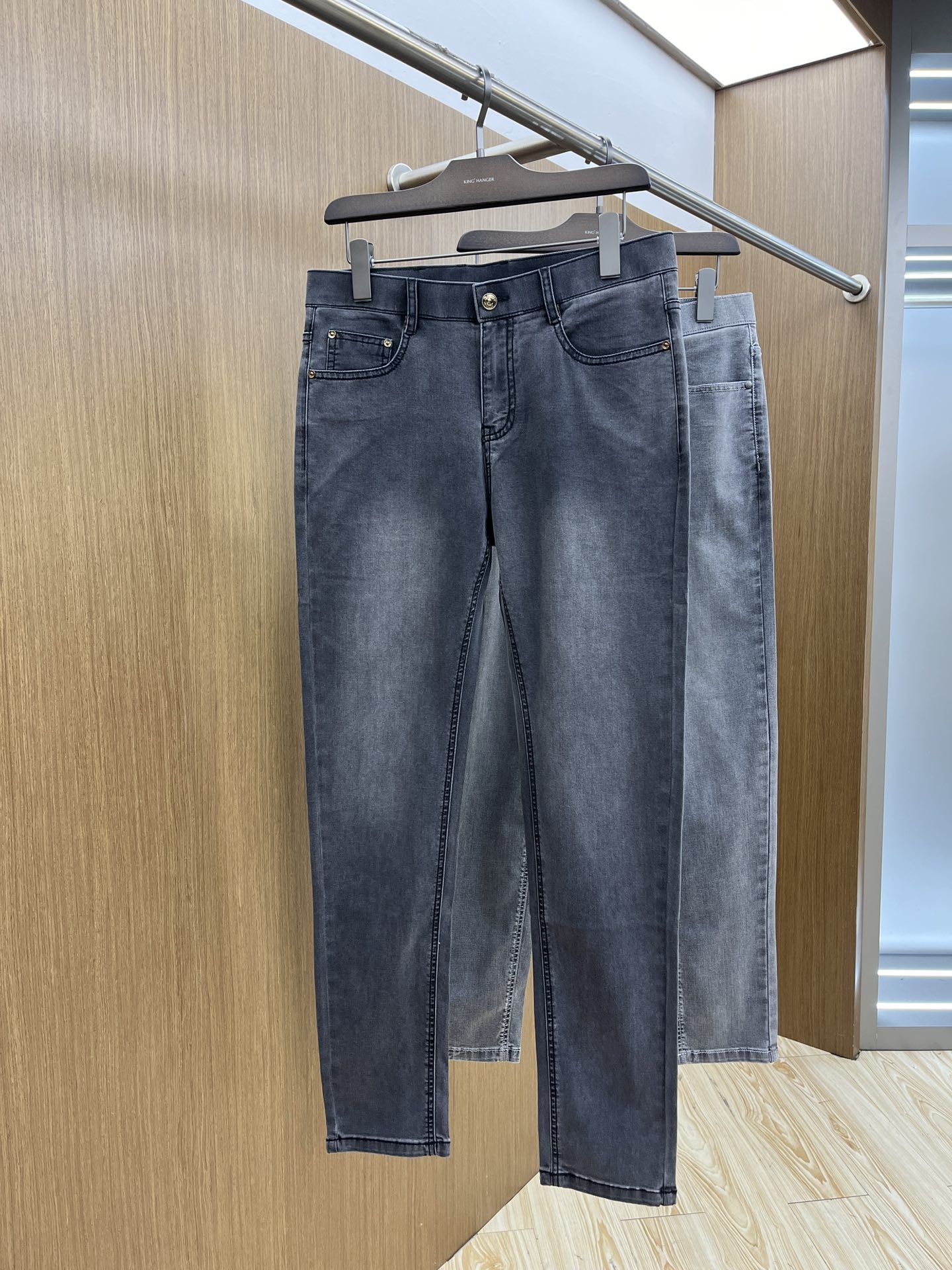 2025 Early Spring High-End Custom Jeans with Unique Features and Quality Hardware - 图片 2