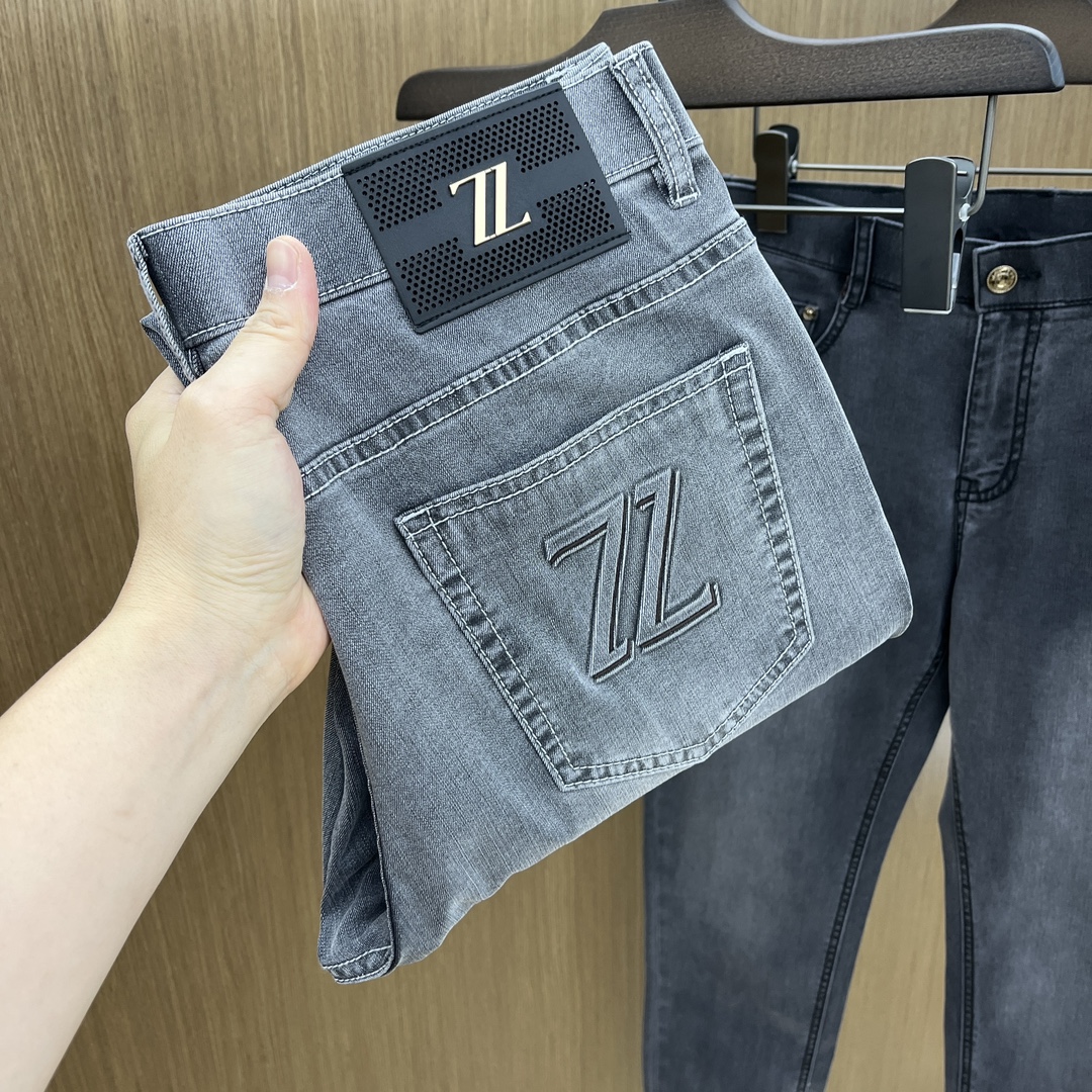 2025 Spring High-End Custom Jeans: Small-Footed Layouts, Solid Fabrics, Hardware Supplements.