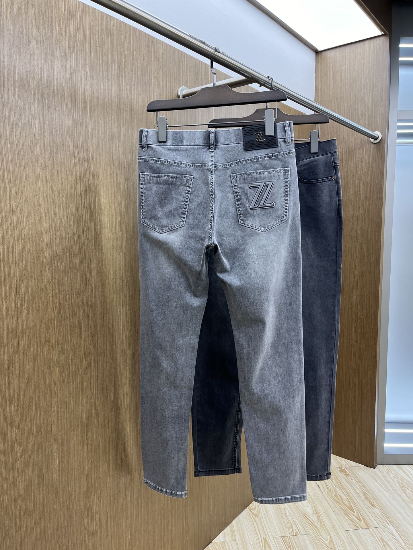 2025 Spring High-End Custom Jeans: Small-Footed Layouts, Solid Fabrics, Hardware Supplements. - 图片 8