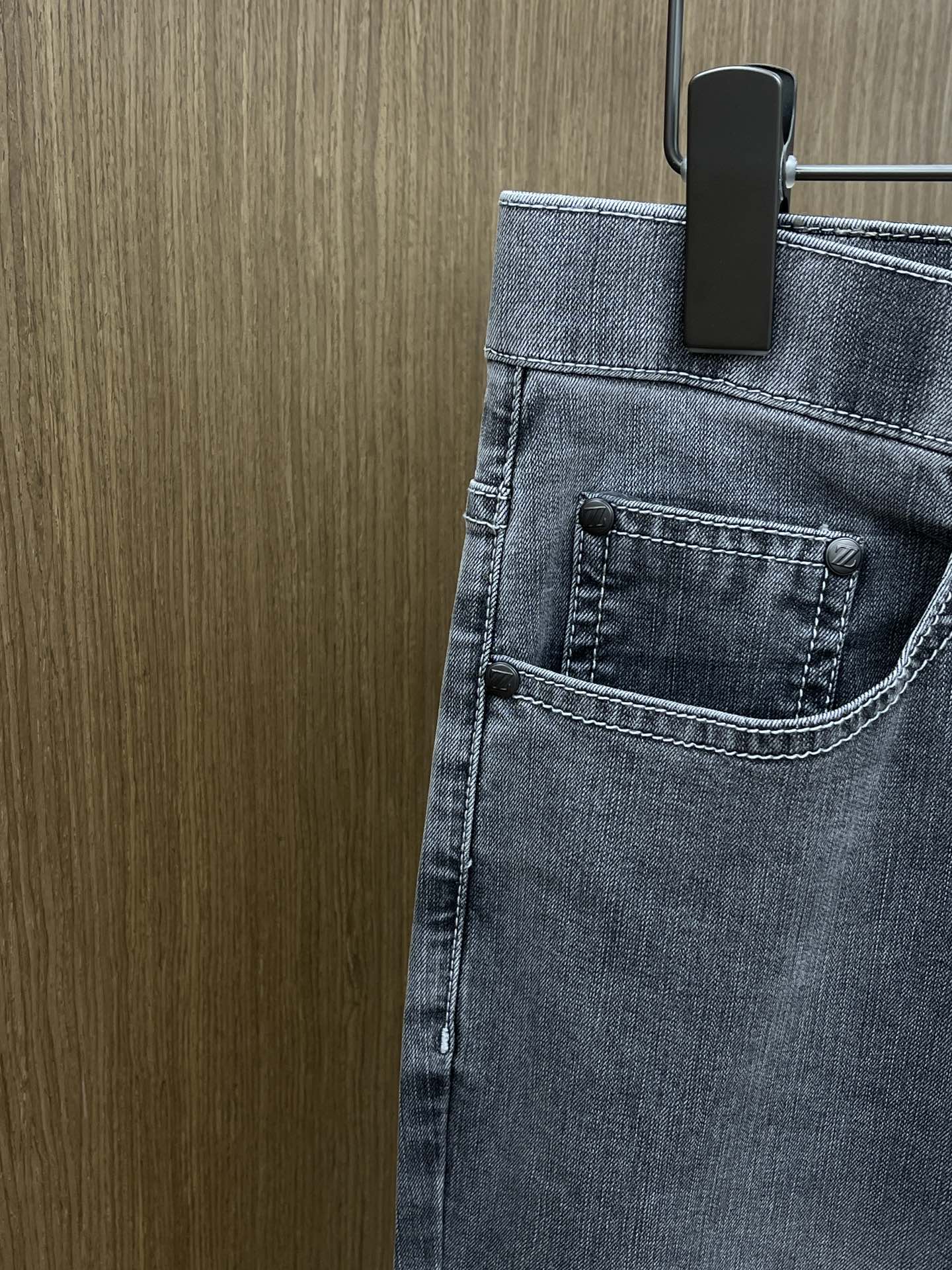 2025 Spring High-End Custom Jeans: Small-Footed Layouts, Solid Fabrics, Hardware Supplements. - 图片 5