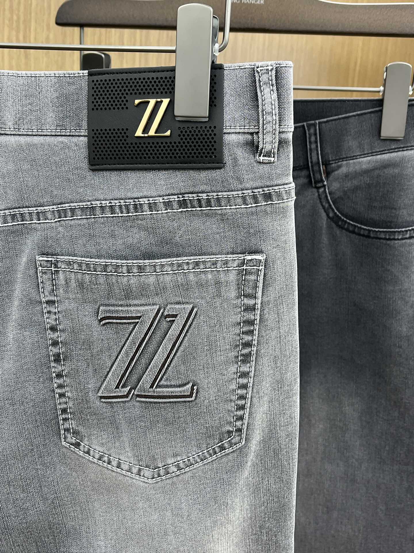 2025 Spring High-End Custom Jeans: Small-Footed Layouts, Solid Fabrics, Hardware Supplements. - 图片 9