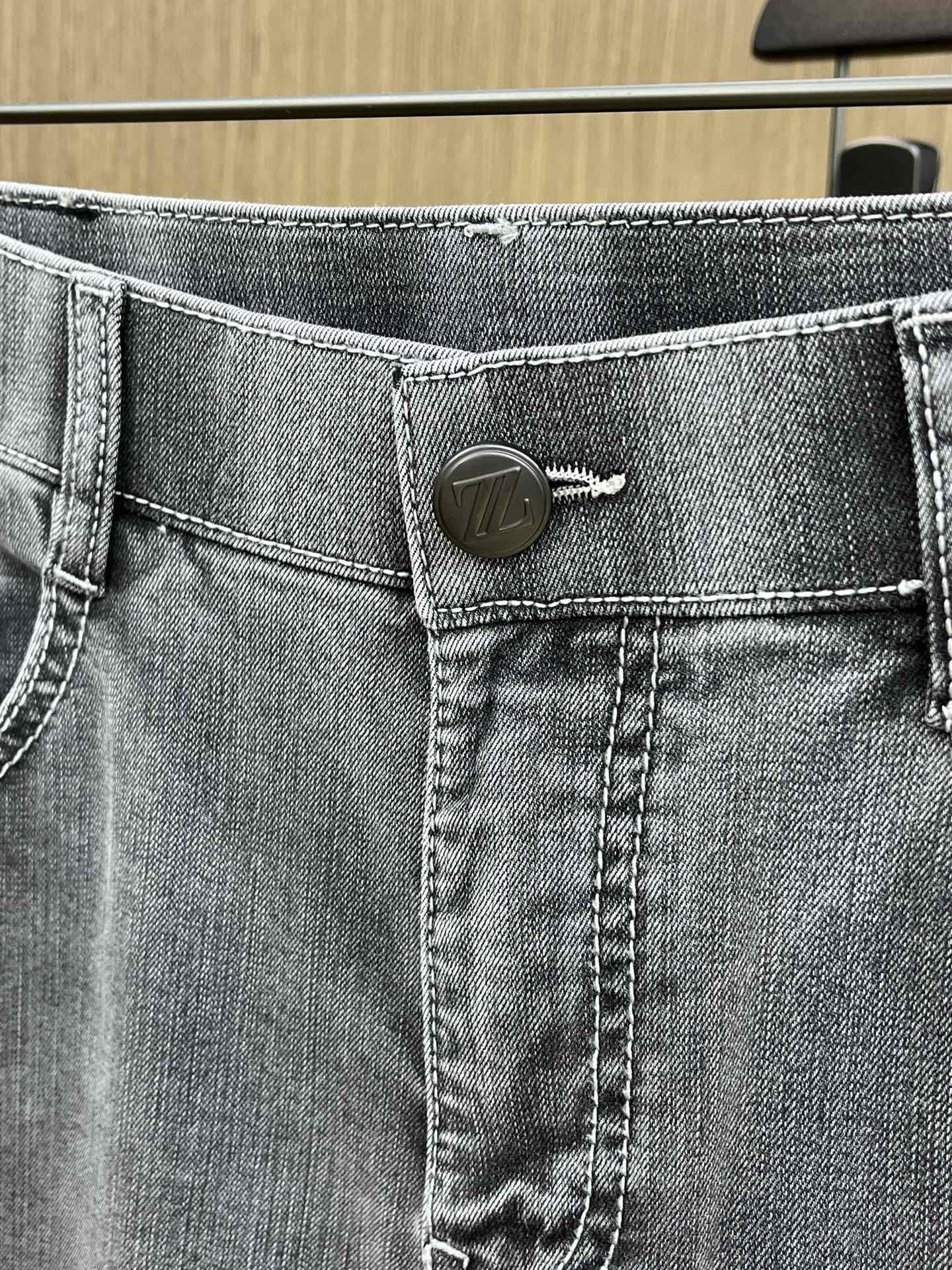 2025 Spring High-End Custom Jeans: Small-Footed Layouts, Solid Fabrics, Hardware Supplements. - 图片 4