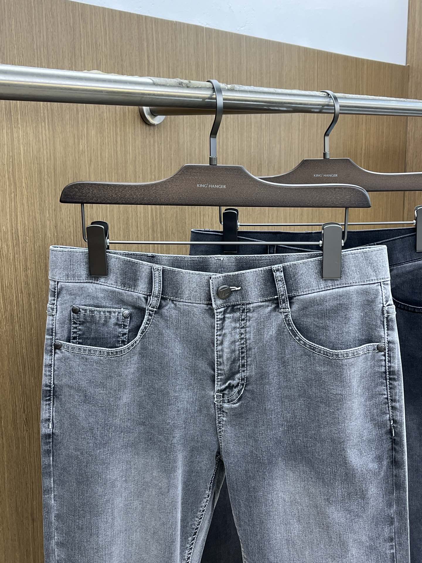 2025 Spring High-End Custom Jeans: Small-Footed Layouts, Solid Fabrics, Hardware Supplements. - 图片 3