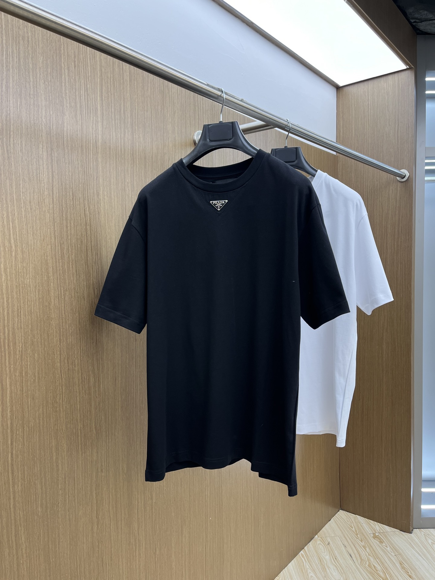 NO:425464,PRADA/Prada 2025 new chest triangle logo casual round neck men's short-sleeved T-shirt This cotton T-shirt is equipped with short-sleeved and ribbed knitted round neck, presenting an Oversize look. GZ's iconic coated enamel metal triangle logo embellishes the front. Color black white blue gray Size S-XXL!  ,,prada,prada,versace,T-shirt,tees,t-shirt,alexander wang19860909PRADA/普拉达2025新款胸前三角标休闲圆领男士短袖T恤 这款棉质T恤搭载短袖和罗纹针织圆领,呈现Oversize造型.GZ标志性的涂珐琅金属三角形徽标点缀正面. 颜色黑色 白色 蓝色 灰色 尺码S-XXL！,,prada,prada,versace,T-shirt,tees，t-shirt,alexander wang,Men's clothing