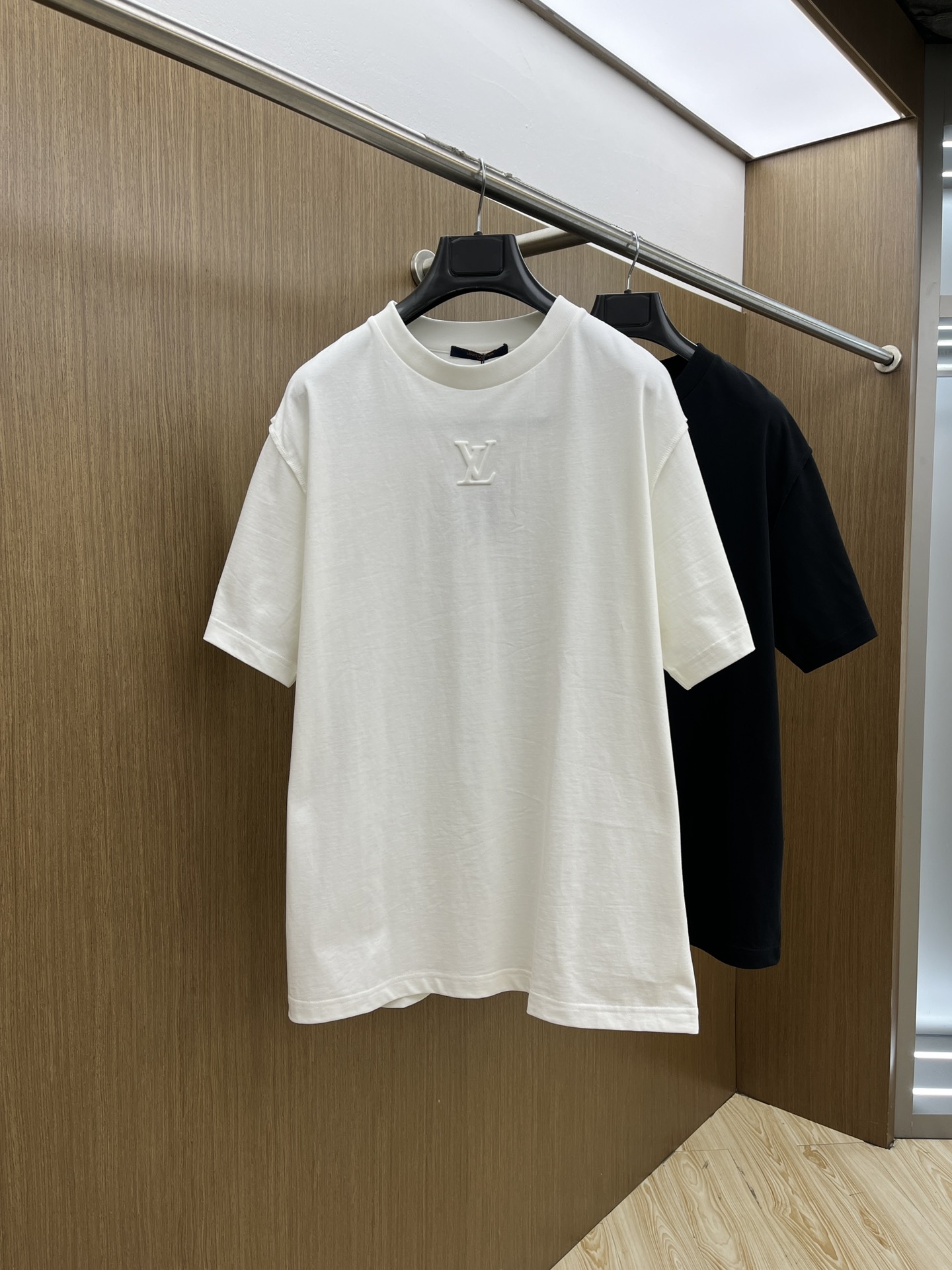 NO:124890,lv 2025ss early spring new style, chest three-dimensional embossed letters short-sleeved T-shirt, original customization, using 21 240 fabric, three-dimensional embossed using high-circular wave process, chest embossed 3D three-dimensional LOGO high-temperature embossing, one-time forming, round neck short T, reverse side line, arc shoulder, chest three-dimensional embossed embossed, low-key simple style, same style for men and women, different market version fxz restores the quality of the counter, code number XS-L,,louis vuitton, T-shirt,tees, t-shirt,alexander wang19860909lv 2025ss早春新款 胸口立体压花字母短袖t恤 原版定制 采用21支240面料 立体压花采用高周波工艺 胸口浮雕3D立体LOGO高温压花一次成形 圆领短T 反边走线 弧度甲肩 胸口立体浮雕压印 低调简约款 男女同款 区别市场版本 fxz还原专柜品质 码数XS-L,,louis vuitton,T-shirt,tees，t-shirt,alexander wang,Men's clothing