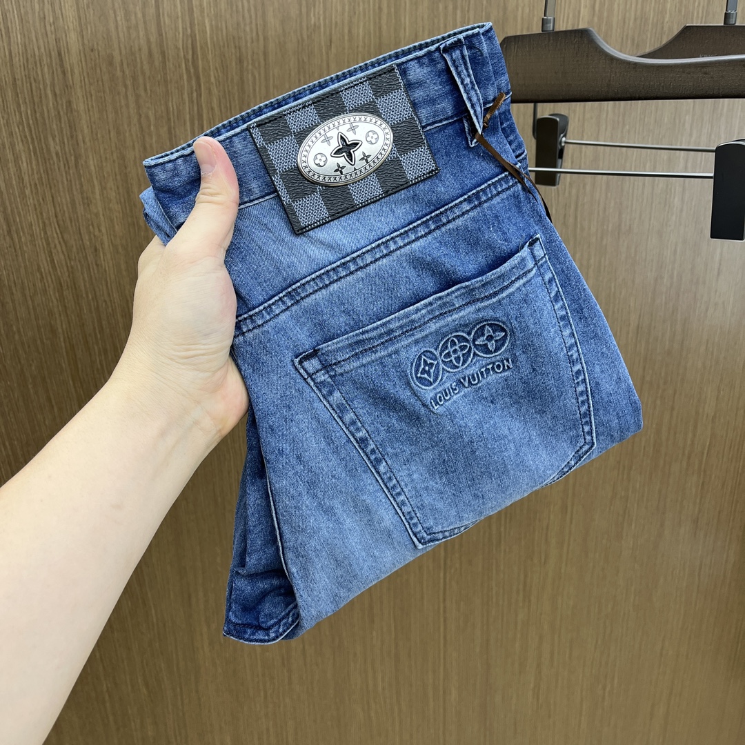 NO:124906,New LV high-end customization, 25SS spring and summer latest jeans, released simultaneously on the counter, imported color fixing fabric, original custom reproduction, customer-supplied hardware and auxiliary materials, original quality, heavy industry washing, fine workmanship and excellent upper body!  Preferred single product produced by fax, number 29-38 without 35.37, louis vuitton, jeans, alexander wang19860909新款 LV高端定制、25SS春夏最新款牛仔裤 柜台同步发售 进口固色面料 原版定制复刻 客供五金辅料 原单品质 重工洗水 做工走线精细 上身绝佳！优选单品 fax出品 码数29-38无35.37,,louis vuitton,jeans,alexander wang,Men's clothing