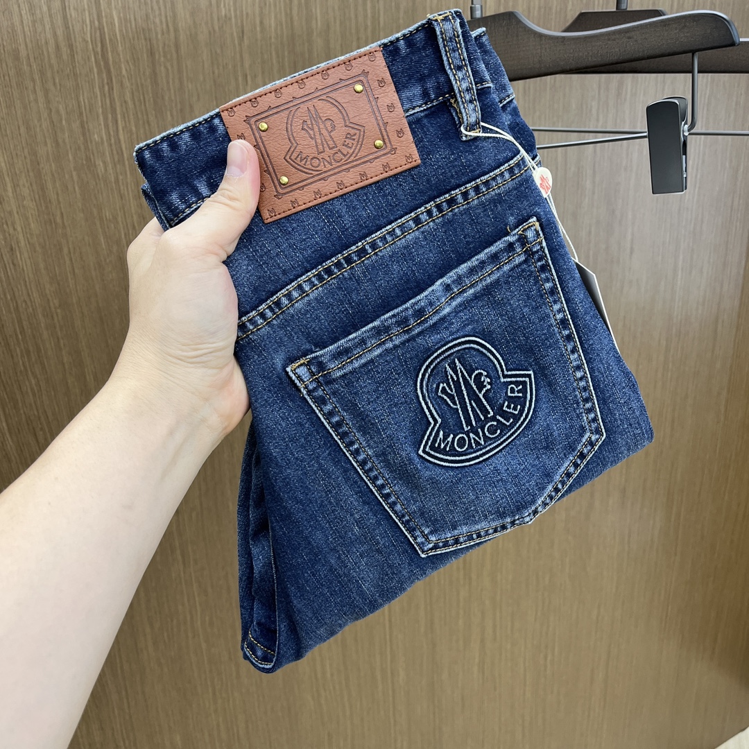 NO:124911,New Mon high-end customization, the latest 25SS spring and summer jeans are available at the counter simultaneously, imported color fixing fabrics, original custom reproduction, customer-supplied hardware and auxiliary materials, original quality, heavy industry washing, fine workmanship and excellent upper body!  Preferred single product produced by fax, number 29-38 without 35.37, jeans, alexander wang19860909新款 Mon 高端定制、25SS春夏最新款牛仔裤 柜台同步发售 进口固色面料 原版定制复刻 客供五金辅料 原单品质 重工洗水 做工走线精细 上身绝佳！优选单品 fax出品 码数29-38无35.37,,jeans,alexander wang,Men's clothing