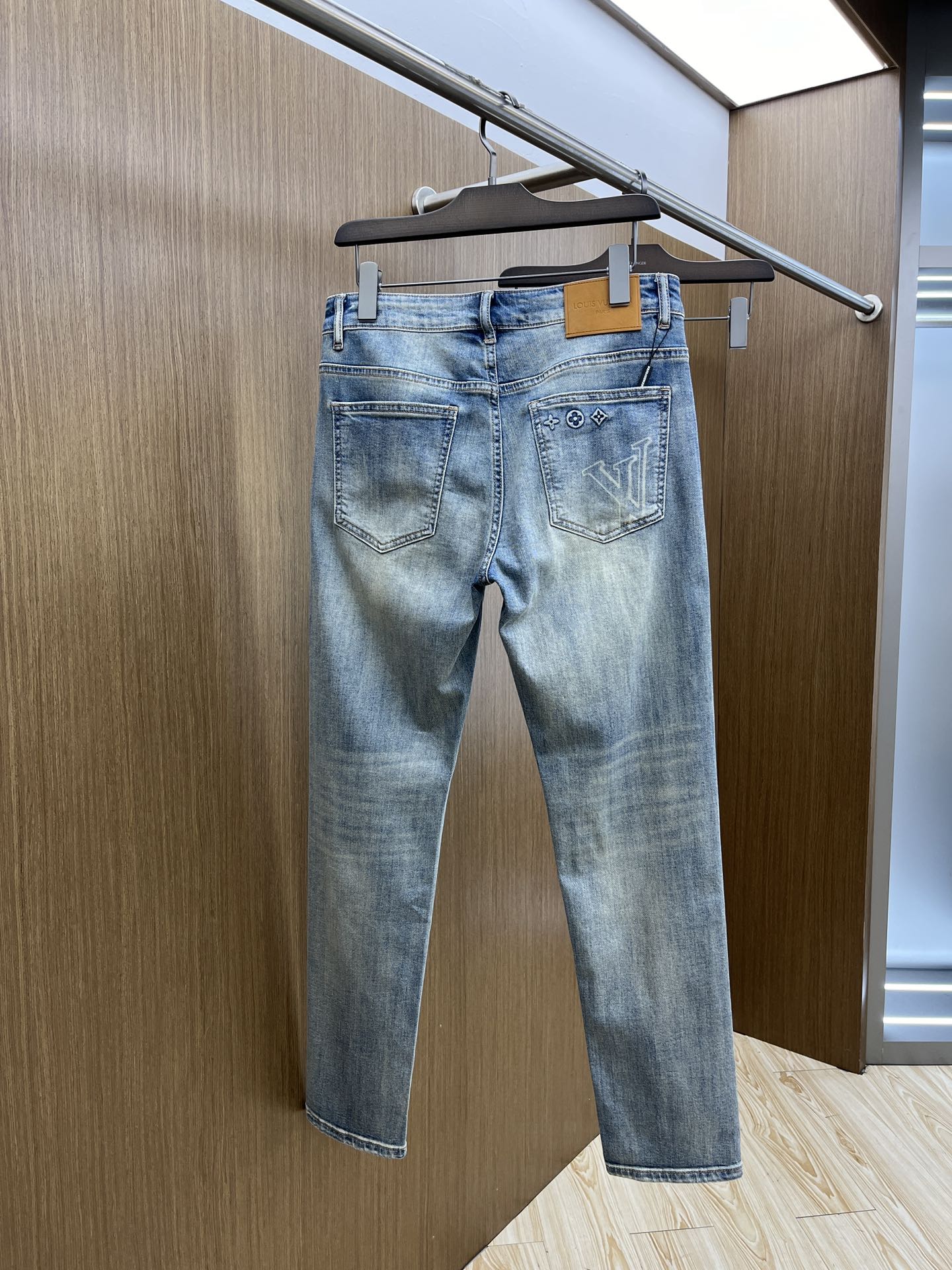  LV 高端定制 25ss春夏新款 男士小直筒原单 牛仔裤 秋冬新款超柔软，弹力面料，复杂的手工艺叠加，
