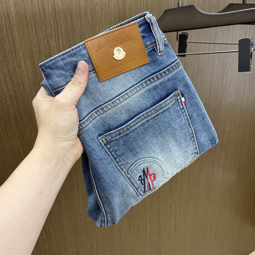 NO:125773,Mon high-end customization 25ss spring and summer new style, men's small straight-leg original single jeans The new style of autumn and winter is super soft, elastic fabric, complex handicraft superposition, any washing step lasts for a few seconds and will become completely different color effects, so it is more precious, especially long-lasting and taste-resistant... Choose the best tannin elastic texture, genuine leather leather cards, high-quality metal accessories... to create a unique and original jeans style!  Original hardware accessories, super positive style, comfortable and breathable, extremely high grade, XD counter quality, full of handsome upper body. Number of codes 29-38 No 35 37,,jeans,alexander wang19860909Mon 高端定制 25ss春夏新款 男士小直筒原单 牛仔裤 秋冬新款超柔软,弹力面料,复杂的手工艺叠加,任何一个洗水环节多停留几秒都会变成完全不一样的颜色效果,所以越加珍贵,特别持久、耐味…… 选用上乘的丹宁弹力质感,真皮皮牌、高定的金属辅料……打造出独特及原创的牛仔裤款型！原版五金辅料,版型超正,舒适透气,档次极高,XD专柜品质,上身帅气十足. 码数29-38 无35 37,,jeans,alexander wang,Men's clothing