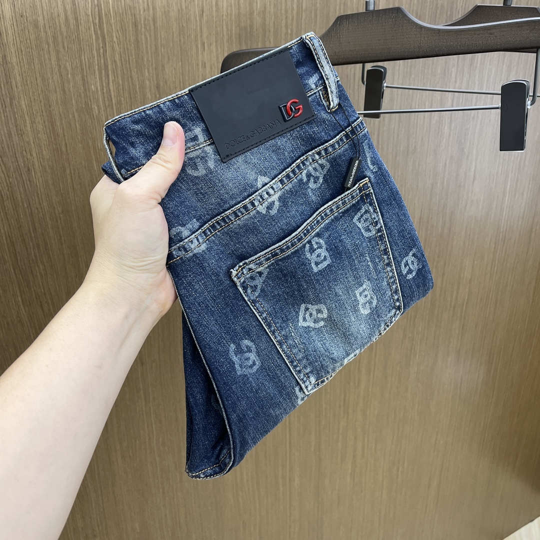 NO:125756,DG high-end customization 25ss spring and summer new style, men's small straight-leg original single jeans, autumn and winter new styles are super soft, elastic fabrics, complex handicrafts, any washing step lasts for a few seconds and will become completely different color effects, so it is more precious, especially long-lasting and taste-resistant... Choose the best tannin elastic texture, genuine leather brand, high-quality metal accessories... to create a unique and original jeans style!  Original hardware and accessories, super positive style, comfortable and breathable, extremely high grade, XD counter quality, full of handsome upper body. Number of codes 29-38 No 35 37,,Dolce & Gabbana,jeans,alexander wang19860909DG 高端定制 25ss春夏新款 男士小直筒原单 牛仔裤 秋冬新款超柔软,弹力面料,复杂的手工艺叠加,任何一个洗水环节多停留几秒都会变成完全不一样的颜色效果,所以越加珍贵,特别持久、耐味…… 选用上乘的丹宁弹力质感,真皮皮牌、高定的金属辅料……打造出独特及原创的牛仔裤款型！原版五金辅料,版型超正,舒适透气,档次极高,XD专柜品质,上身帅气十足. 码数29-38 无35 37,,Dolce&Gabbana,jeans,alexander wang,Men's clothing