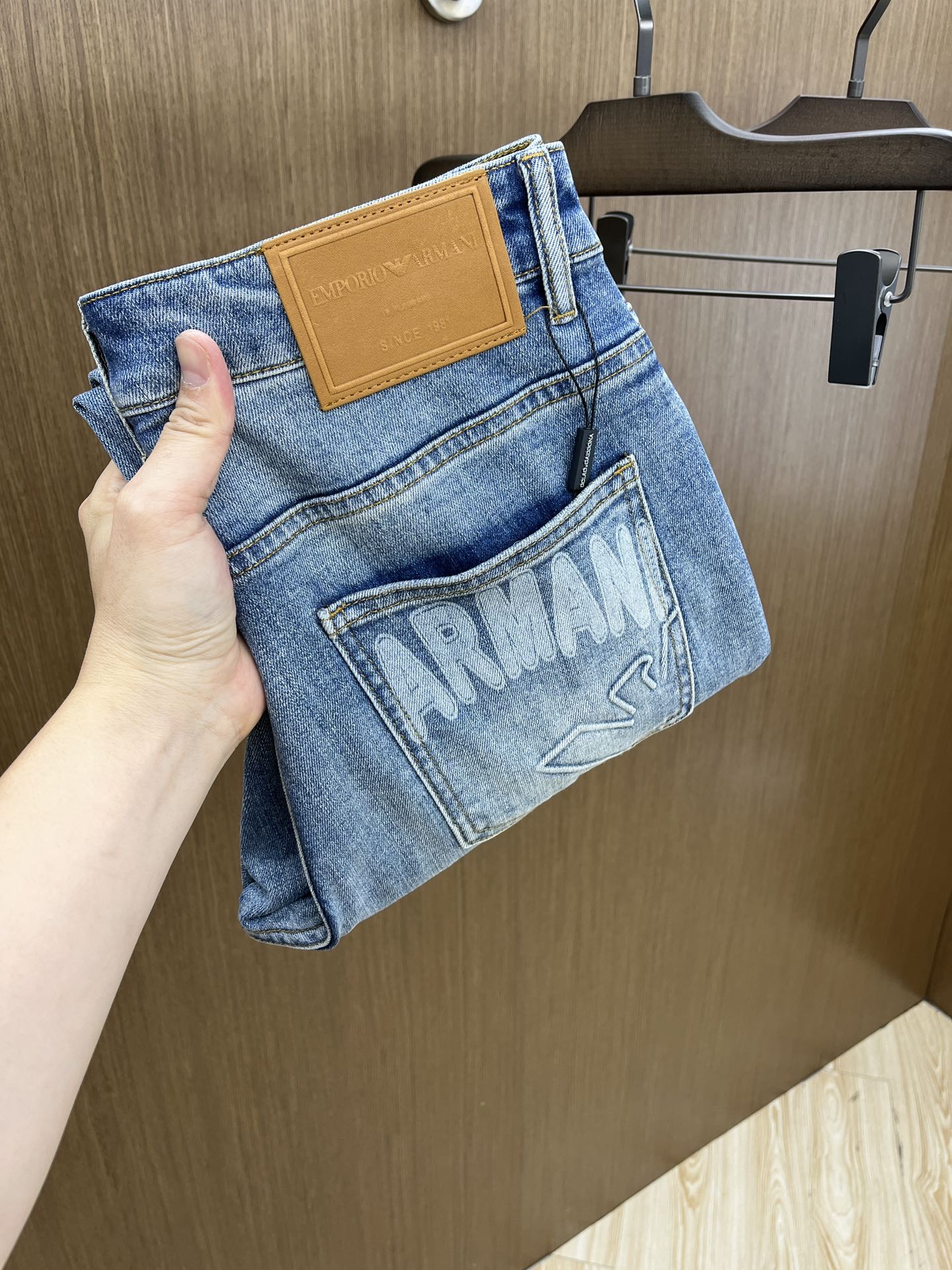 NO:125758,AJ High-end Customization 25ss Spring and Summer New Style Men's Small Straight Original Single Jeans Autumn and Winter New Style is super soft, elastic fabric, complex handicraft superposition. Any washing step lasts for a few seconds and will become completely different color effects, so it is more precious, especially long-lasting and taste-resistant... Choose the best tannin elastic texture, genuine leather leather cards, high-quality metal accessories... to create a unique and original jeans style!  Original hardware accessories, super positive style, comfortable and breathable, extremely high grade, XD counter quality, full of handsome upper body. Number of codes 29-38 No 35 37,,jeans,alexander wang19860909AJ 高端定制 25ss春夏新款 男士小直筒原单 牛仔裤 秋冬新款超柔软,弹力面料,复杂的手工艺叠加,任何一个洗水环节多停留几秒都会变成完全不一样的颜色效果,所以越加珍贵,特别持久、耐味…… 选用上乘的丹宁弹力质感,真皮皮牌、高定的金属辅料……打造出独特及原创的牛仔裤款型！原版五金辅料,版型超正,舒适透气,档次极高,XD专柜品质,上身帅气十足. 码数29-38 无35 37,,jeans,alexander wang,Men's clothing