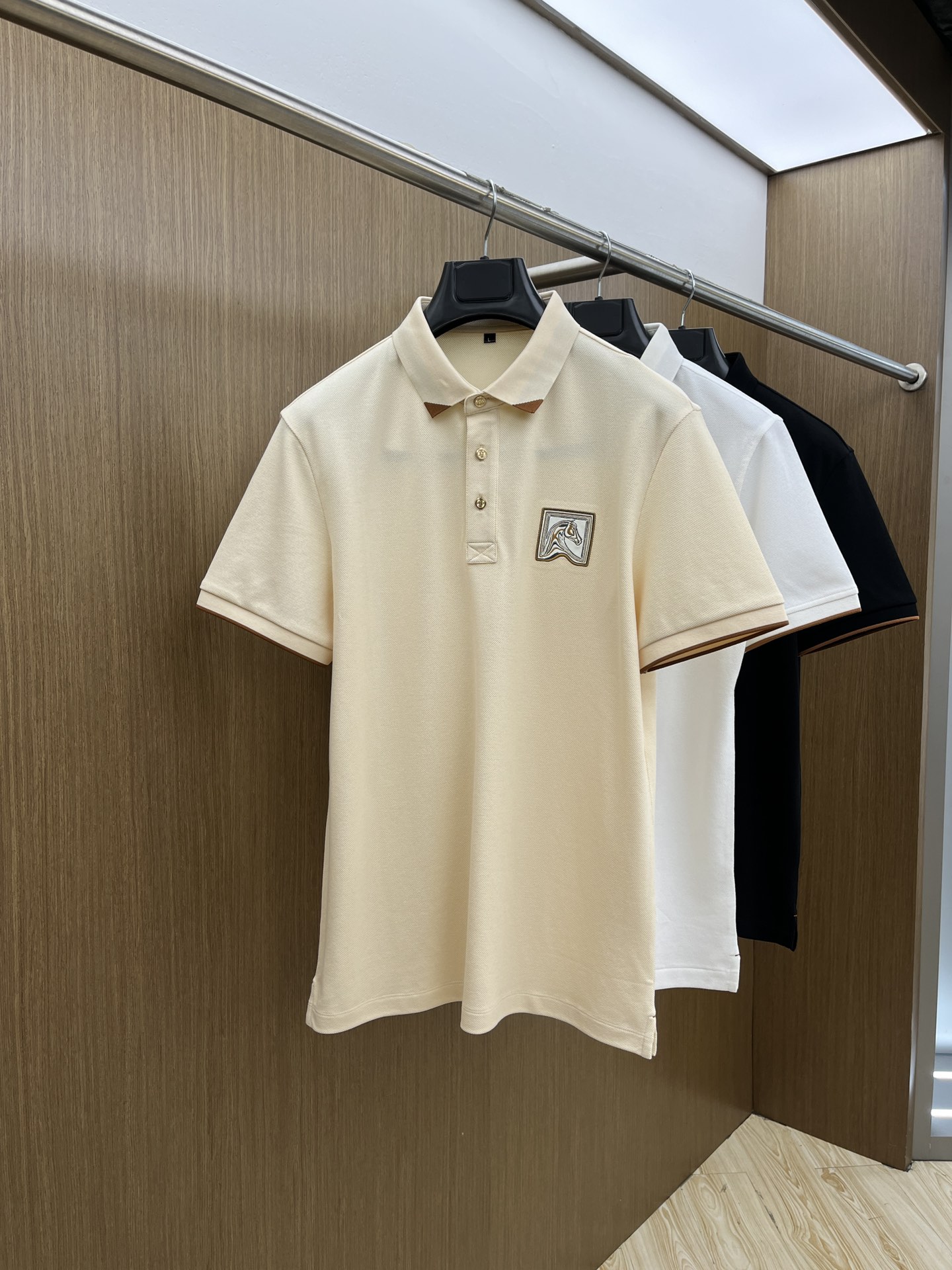 NO:130171,Her early spring exclusively offers new original single men's casual Polo short sleeves, high-end customization, high-end version, fashionable and versatile, original imported cotton fabric, chest logo pattern, design, super soft and delicate, skin-friendly and comfortable to wear, high-end boutique, OEM, fine-made top body, very good, men's essential items jnb, number of 48-58/M-4XL,,T-shirt,alexander wang19860909Her 早春独家专供新款原单男士休闲Polo短袖 高端定制 高版本 时尚百搭爆款 原版进口纯棉面料 胸前logo图案 设计 手感超柔软细腻 穿着亲肤舒适 高端精品 代工厂精细做上身非常赞 男士必备单品jnb 码数48-58/M-4XL,,T-shirt,alexander wang,Men's clothing