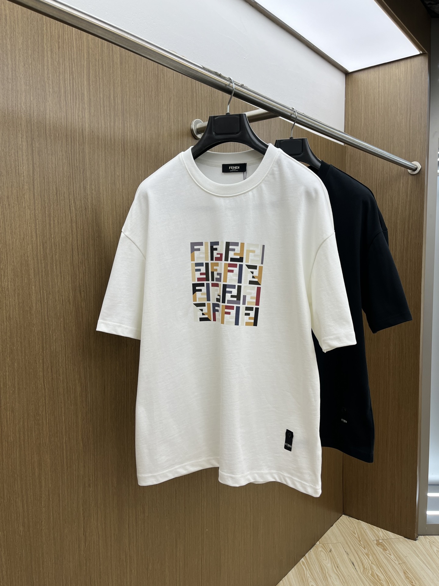 NO:126326,FD ss summer clothing new products, on sale in counter, the latest series of pattern logo short-sleeved T-shirts, the rhythm of each person having to hand in one piece!  Imported top-extreme combed cotton fabric is extremely skin-friendly and comfortable. It is very delicate to touch, has a good texture, and perfectly reflects the three-dimensional feeling. It is in line with the brand's consistent design style. It is a very good overall style. It is completely fine to wear it in one piece. Size S-XL OS version. It is recommended to place an order. The same style as men and women. A33. Two colors are recommended. Black, white, T-shirt,tees, t-shirt,alexander wang.19860909FD ss夏装新品 专柜在售 最新系列图案logo短袖T恤 必须人手一件的节奏！ 进口顶极精梳棉面料,极为亲肤舒适 摸上去非常的细腻,质感很好,完美体现立体感 符合品牌一贯设计风格,整体非常不错的一款,内搭单穿都完全没问题 尺码S-XL OS版 下单建议报身高体重 男女同款a33 两色推荐 黑色 白色,,T-shirt,tees，t-shirt,alexander wang,Men's clothing