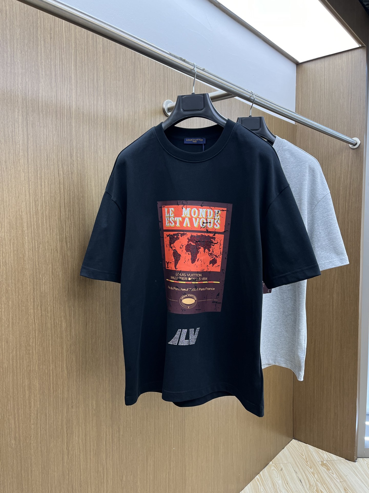 NO:126329,New LV ss summer clothing products, on sale in counters, the latest series of pattern logos, short-sleeved T-shirts, everyone must have one piece of it!  Imported top combed cotton fabric is extremely skin-friendly and comfortable. It is very delicate to touch, has a good texture, and perfectly reflects the three-dimensional feeling. It is in line with the brand's consistent design style. It is a very good overall style. It is completely fine to wear it in one piece. Size S-XL OS version. It is recommended to place an order. Height and weight. The same style as men and women. A33. Two colors are recommended. Black and white., louis vuitton, T-shirt,tees, t-shirt,alexander wang.19860909LV ss夏装新品 专柜在售 最新系列图案logo短袖T恤 必须人手一件的节奏！ 进口顶极精梳棉面料,极为亲肤舒适 摸上去非常的细腻,质感很好,完美体现立体感 符合品牌一贯设计风格,整体非常不错的一款,内搭单穿都完全没问题 尺码S-XL OS版 下单建议报身高体重 男女同款a33 两色推荐 黑色 白色,,louis vuitton,T-shirt,tees，t-shirt,alexander wang,Men's clothing