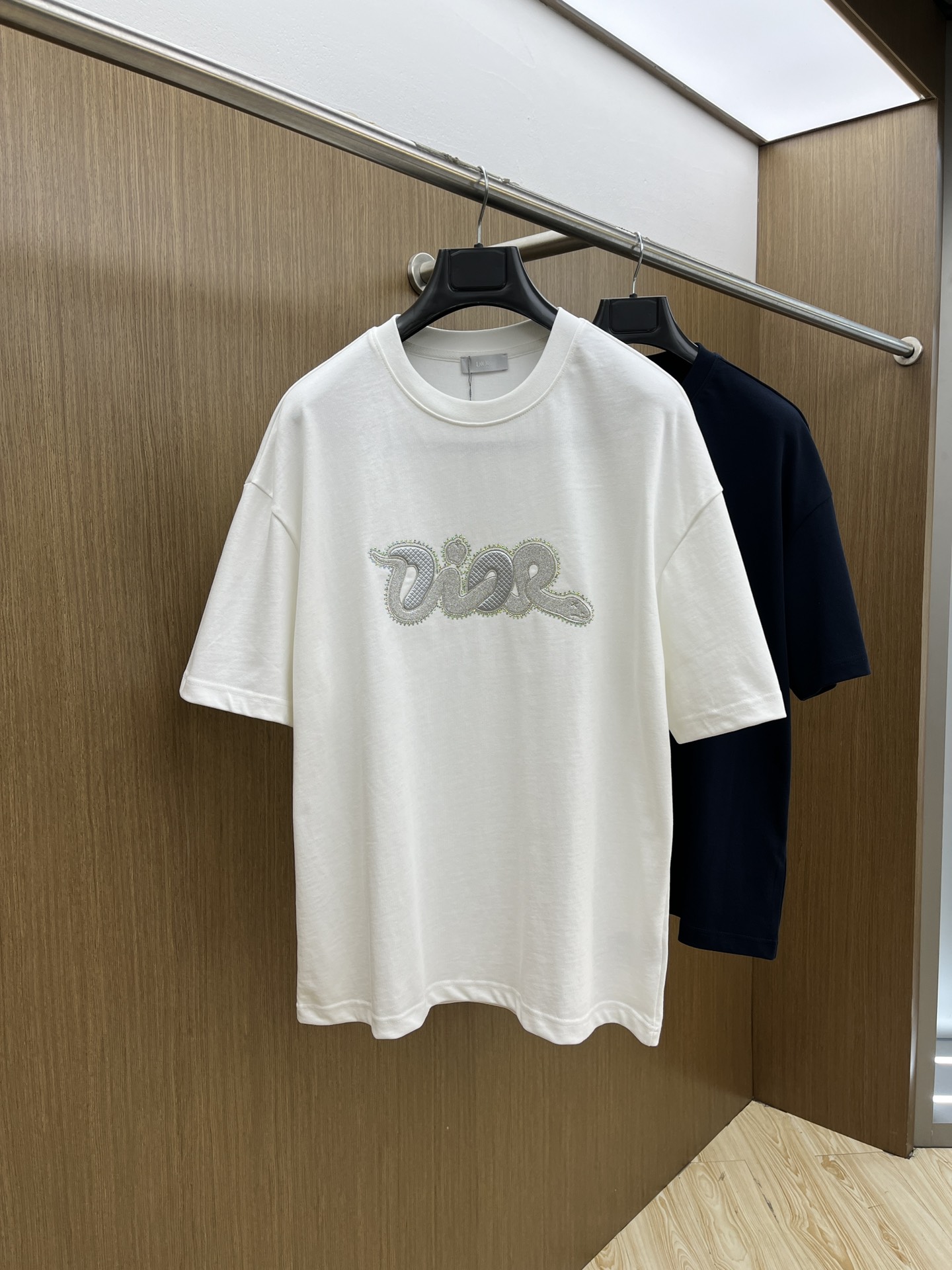 NO:126332,CD ss summer clothing new products, on sale in counter, the latest series of pattern logo short-sleeved T-shirts, the rhythm of each person having to hand in one piece!  Imported top-extreme combed cotton fabric is extremely skin-friendly and comfortable. It is very delicate to touch, has a good texture, and perfectly reflects the three-dimensional feeling. It is in line with the brand's consistent design style. It is a very good overall style. It is completely fine to wear it in one piece. Size S-XL OS version. It is recommended to place an order. The same style as men and women. A33. Two colors are recommended. Black, white, T-shirt,tees, t-shirt,alexander wang.19860909CD ss夏装新品 专柜在售 最新系列图案logo短袖T恤 必须人手一件的节奏！ 进口顶极精梳棉面料,极为亲肤舒适 摸上去非常的细腻,质感很好,完美体现立体感 符合品牌一贯设计风格,整体非常不错的一款,内搭单穿都完全没问题 尺码S-XL OS版 下单建议报身高体重 男女同款a33 两色推荐 黑色 白色,,T-shirt,tees，t-shirt,alexander wang,Men's clothing