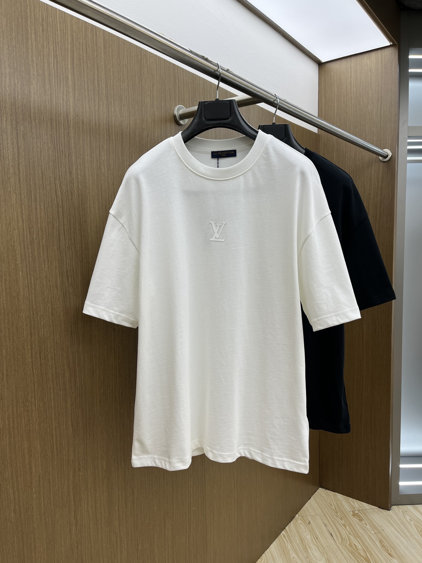 NO:126336,New LV ss summer clothing products, on sale in counters, the latest series of pattern logos, short-sleeved T-shirts, everyone must have one piece of it!  Imported top combed cotton fabric is extremely skin-friendly and comfortable. It is very delicate to touch, has a good texture, and perfectly reflects the three-dimensional feeling. It is in line with the brand's consistent design style. It is a very good overall style. It is completely fine to wear it in one piece. Size S-XL OS version. It is recommended to place an order. Height and weight. The same style as men and women. A33. Two colors are recommended. Black and white., louis vuitton, T-shirt,tees, t-shirt,alexander wang.19860909LV ss夏装新品 专柜在售 最新系列图案logo短袖T恤 必须人手一件的节奏！ 进口顶极精梳棉面料,极为亲肤舒适 摸上去非常的细腻,质感很好,完美体现立体感 符合品牌一贯设计风格,整体非常不错的一款,内搭单穿都完全没问题 尺码S-XL OS版 下单建议报身高体重 男女同款a33 两色推荐 黑色 白色,,louis vuitton,T-shirt,tees，t-shirt,alexander wang,Men's clothing