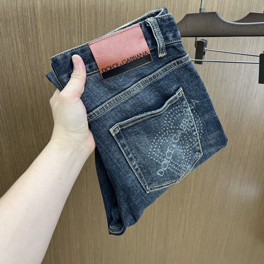 NO:126321,DG is available for exclusive sale. The 25SS early spring super-burning and explosive street series is the most exclusive and grandly launched. Original custom high-end quality fabric, slim fit and tailoring, fabric with elasticity, micro-slim, LZ's upper body comfort is super high. A must-have item for spring and summer 25!  Buying one is definitely the most beautiful boy on every street haha!  Counter size 28-38 No 37, Dolce & Gabbana, jeans, alexander wang19860909DG 高端独家发售 25SS早春款超燃炸街系列之最牛仔裤 独家隆重推出 原版定制高端品质面料 版型修身剪裁 面料带弹力 微弹之 LZ上身舒适度超高 25春夏必爆单品！买一条绝对是每条街最靓的仔哈哈！专柜尺码28-38无37,,Dolce&Gabbana,jeans,alexander wang,Men's clothing