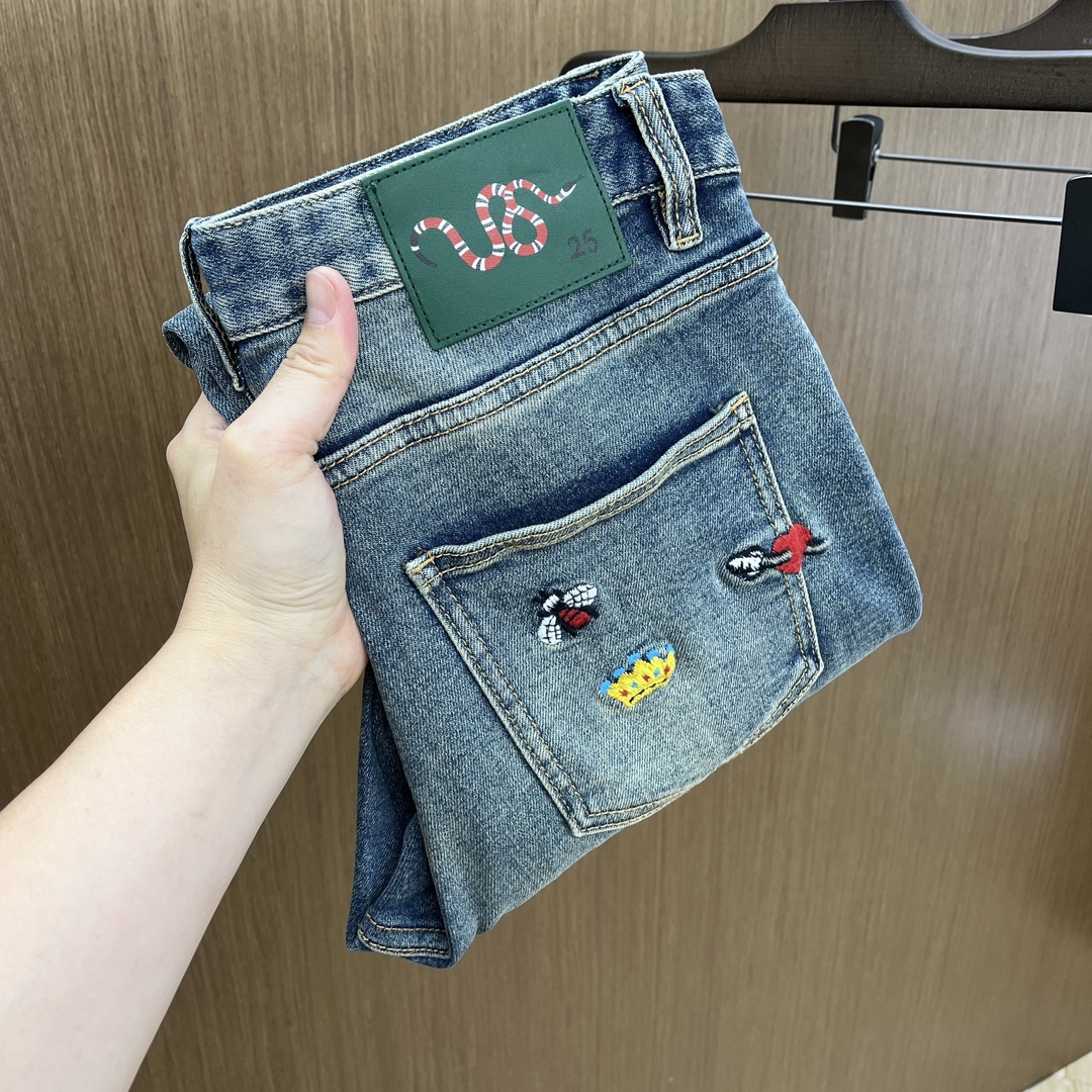 NO:126325,Guc is available for exclusive sale. The 25SS early spring super-burning and explosive street series is the most exclusive and grandly launched. Original custom high-end quality fabric, slim fit and tailoring, fabric with elasticity, micro-slim, LZ's upper body is super comfortable, a must-have item for spring and summer 25!  Buying one is definitely the most beautiful boy on every street haha!  Counter size 28-38 No 37, gucci, jeans, alexander wang19860909Guc 高端独家发售 25SS早春款超燃炸街系列之最牛仔裤 独家隆重推出 原版定制高端品质面料 版型修身剪裁 面料带弹力 微弹之 LZ上身舒适度超高 25春夏必爆单品！买一条绝对是每条街最靓的仔哈哈！专柜尺码28-38无37,,gucci,jeans,alexander wang,Men's clothing