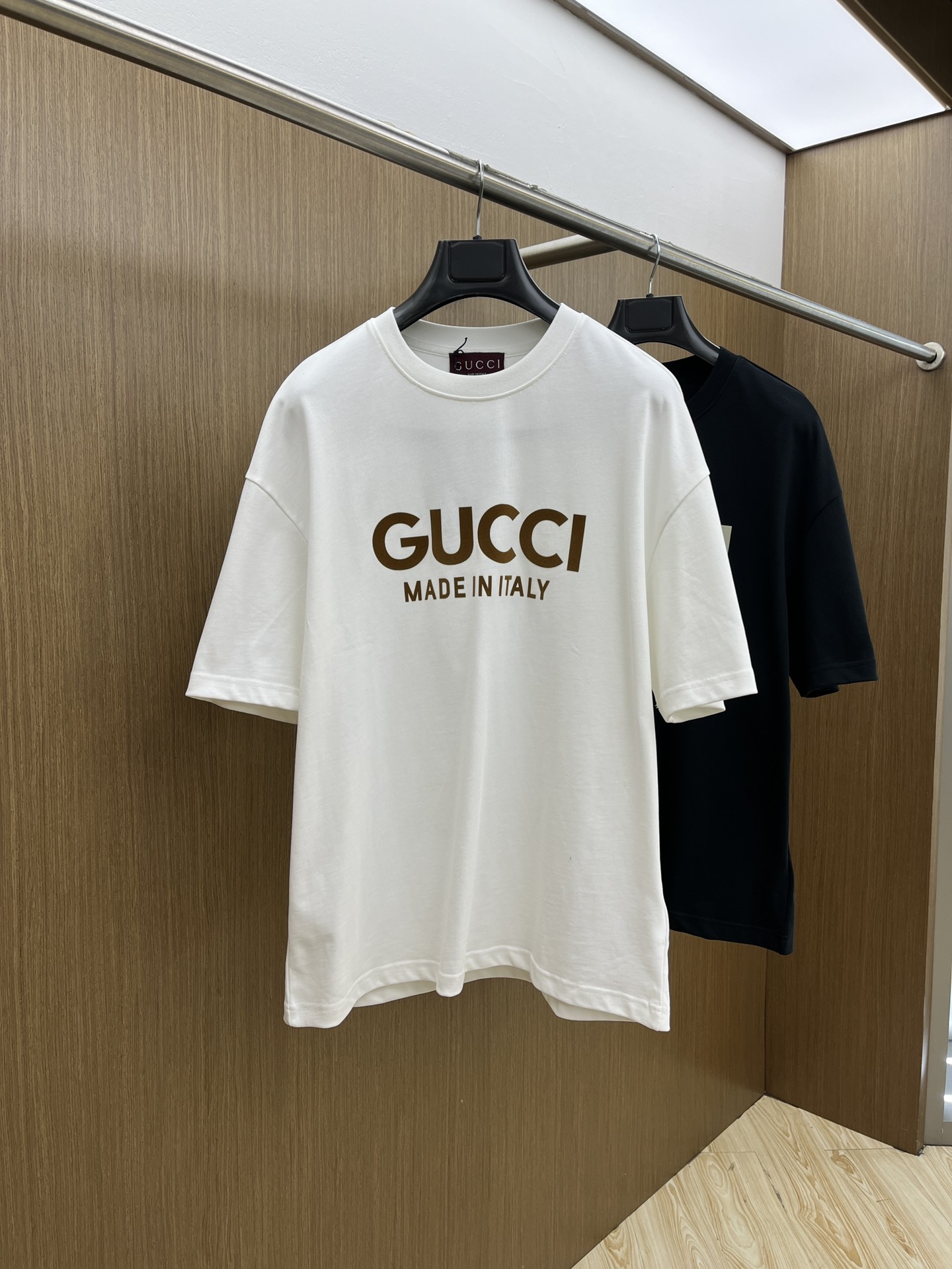 NO:141228,Guc ss summer clothing new products, on sale in counter, the latest series of pattern logo short-sleeved T-shirts, a rhythm that everyone must have!  Imported top combed cotton fabric is extremely skin-friendly and comfortable. It is very delicate to touch, has a good texture, and perfectly reflects the three-dimensional feeling. It is in line with the brand's consistent design style. It is a very good overall style. It is completely fine to wear it alone. Size S-XL OS version. It is recommended to place an order. The same style as men and women. A33. Two colors are recommended. Black, white, gucci, T-shirt,tees, t-shirt,alexander wang.19860909Guc ss夏装新品 专柜在售 最新系列图案logo短袖T恤 必须人手一件的节奏！ 进口顶极精梳棉面料,极为亲肤舒适 摸上去非常的细腻,质感很好,完美体现立体感 符合品牌一贯设计风格,整体非常不错的一款,内搭单穿都完全没问题 尺码S-XL OS版 下单建议报身高体重 男女同款a33 两色推荐 黑色 白色,,gucci,T-shirt,tees，t-shirt,alexander wang,Men's clothing