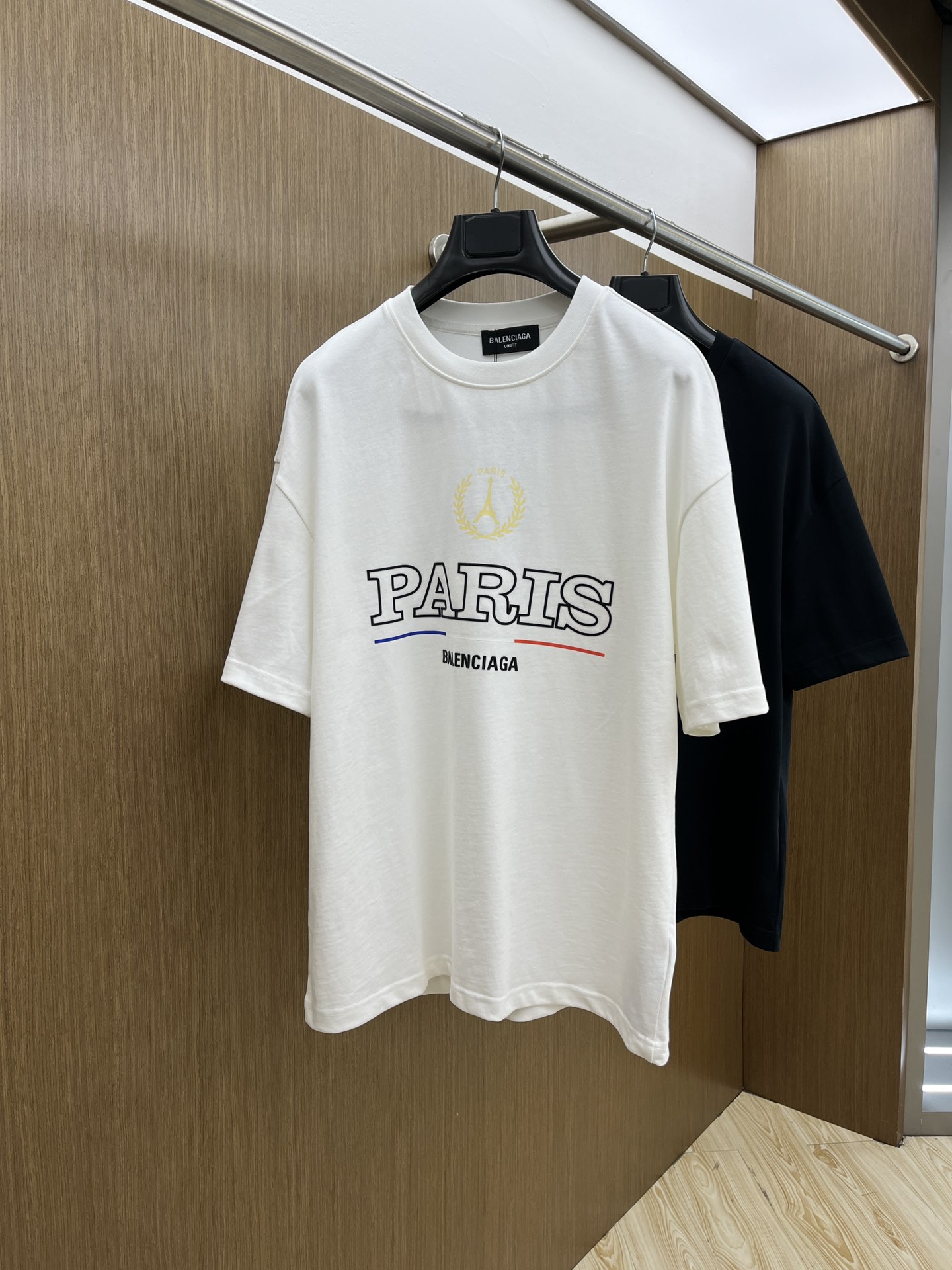 NO:454395,BBG ss summer clothing new products, on sale in counter, the latest series of pattern logo short-sleeved T-shirts, the rhythm of each person having to hand in one piece!  Imported top-extreme combed cotton fabric is extremely skin-friendly and comfortable. It is very delicate to touch, has a good texture, and perfectly reflects the three-dimensional feeling. It is in line with the brand's consistent design style. It is a very good overall style. It is completely fine to wear it in one piece. Size S-XL OS version. It is recommended to place an order. The same style as men and women. A33. Two colors are recommended. Black, white, T-shirt,tees, t-shirt,alexander wang.19860909BBG ss夏装新品 专柜在售 最新系列图案logo短袖T恤 必须人手一件的节奏！ 进口顶极精梳棉面料,极为亲肤舒适 摸上去非常的细腻,质感很好,完美体现立体感 符合品牌一贯设计风格,整体非常不错的一款,内搭单穿都完全没问题 尺码S-XL OS版 下单建议报身高体重 男女同款a33 两色推荐 黑色 白色,,T-shirt,tees，t-shirt,alexander wang,Men's clothing