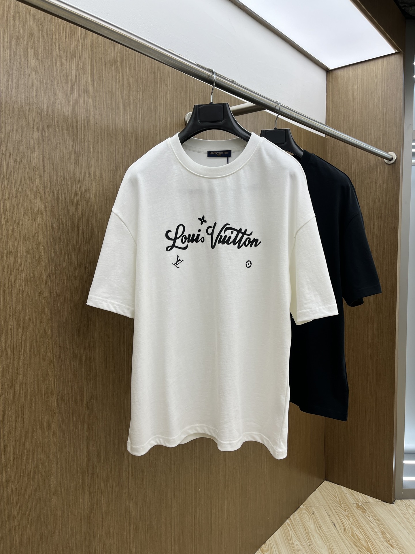 NO:454400,New LV ss summer clothing products, on sale in counters, the latest series of pattern logos, short-sleeved T-shirts, everyone must have one piece of it!  Imported top combed cotton fabric is extremely skin-friendly and comfortable. It is very delicate to touch, has a good texture, and perfectly reflects the three-dimensional feeling. It is in line with the brand's consistent design style. It is a very good overall style. It is completely fine to wear it in one piece. Size S-XL OS version. It is recommended to place an order. Height and weight. The same style for men and women. A33. Two colors are recommended. Black and white., louis vuitton, T-shirt,tees, t-shirt,alexander wang.19860909LV ss夏装新品 专柜在售 最新系列图案logo短袖T恤 必须人手一件的节奏！ 进口顶极精梳棉面料,极为亲肤舒适 摸上去非常的细腻,质感很好,完美体现立体感 符合品牌一贯设计风格,整体非常不错的一款,内搭单穿都完全没问题 尺码S-XL OS版 下单建议报身高体重 男女同款a33 两色推荐 黑色 白色,,louis vuitton,T-shirt,tees，t-shirt,alexander wang,Men's clothing