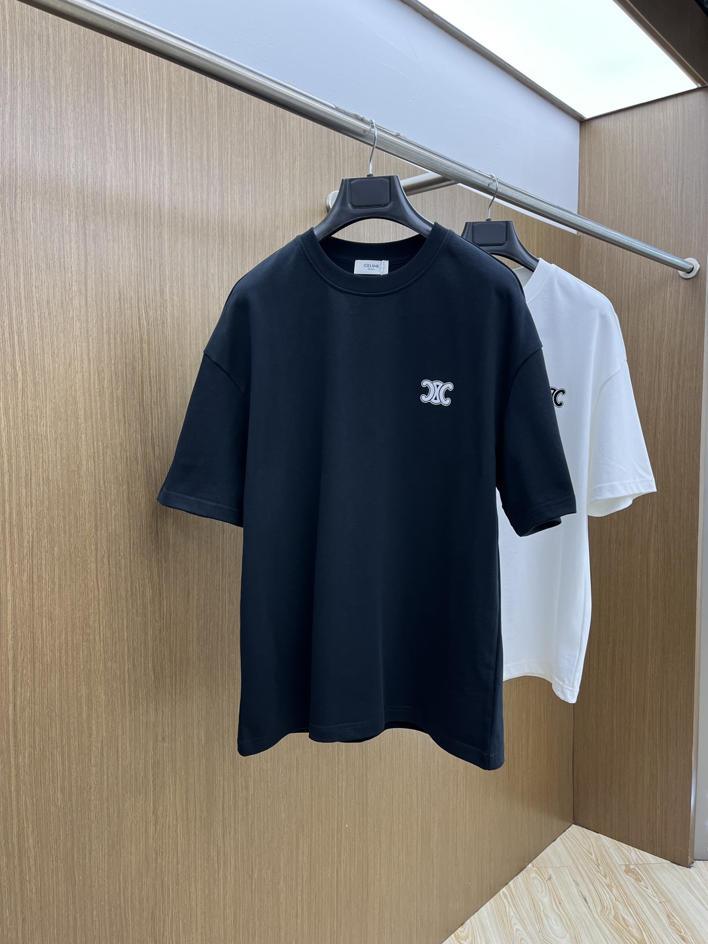 NO:458708,CE ss summer clothing new products, on sale in counter, the latest series of pattern logo short-sleeved T-shirts, the rhythm of each person having to hand in one piece!  Imported top-extreme combed cotton fabric is extremely skin-friendly and comfortable. It feels very delicate to the touch, has a good texture, and perfectly reflects the three-dimensional feeling. It is in line with the brand's consistent design style. It is a very good overall style. It is completely fine to wear it in one piece. Size S-XL OS version. It is recommended to place an order. The same style as men and women. A33. Two colors are recommended. Black. White. T-shirt,tees. T-shirt,alexander wang.19860909CE ss夏装新品 专柜在售 最新系列图案logo短袖T恤 必须人手一件的节奏！ 进口顶极精梳棉面料,极为亲肤舒适 摸上去非常的细腻,质感很好,完美体现立体感 符合品牌一贯设计风格,整体非常不错的一款,内搭单穿都完全没问题 尺码S-XL OS版 下单建议报身高体重 男女同款a33 两色推荐 黑色 白色,,T-shirt,tees，t-shirt,alexander wang,Men's clothing