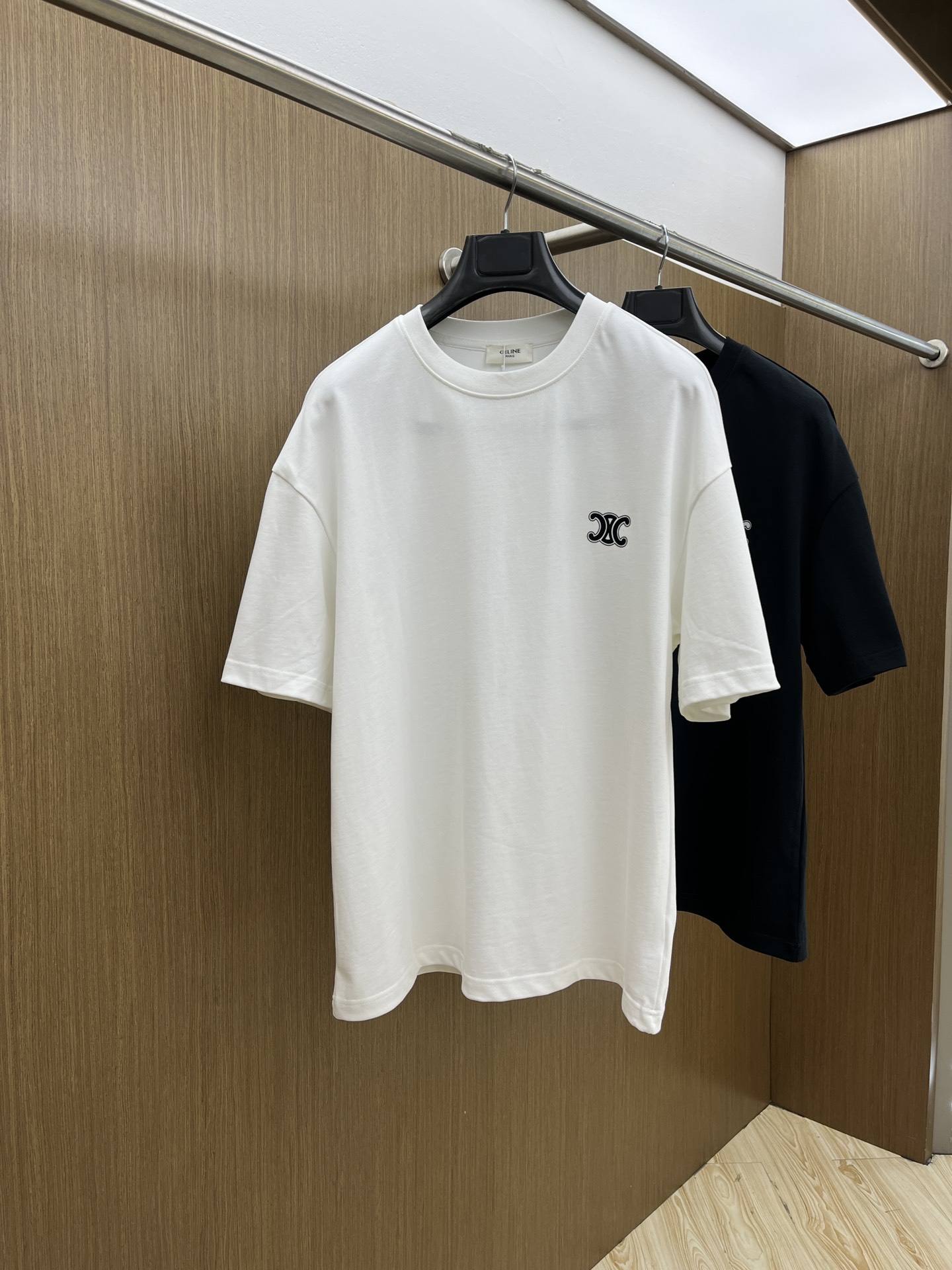 NO:458710,Ce ss summer clothing new products, on sale in counter, the latest series of pattern logo short-sleeved T-shirts, the rhythm of each person having to hand in one piece!  Imported top-extreme combed cotton fabric is extremely skin-friendly and comfortable. It is very delicate to touch, has a good texture, and perfectly reflects the three-dimensional feeling. It is in line with the brand's consistent design style. It is a very good overall style. It is completely fine to wear it in one piece. Size S-XL OS version. It is recommended to place an order. The same style as men and women. A33. Two colors are recommended. Black, white, T-shirt,tees, t-shirt,alexander wang.19860909Ce ss夏装新品 专柜在售 最新系列图案logo短袖T恤 必须人手一件的节奏！ 进口顶极精梳棉面料,极为亲肤舒适 摸上去非常的细腻,质感很好,完美体现立体感 符合品牌一贯设计风格,整体非常不错的一款,内搭单穿都完全没问题 尺码S-XL OS版 下单建议报身高体重 男女同款a33 两色推荐 黑色 白色,,T-shirt,tees，t-shirt,alexander wang,Men's clothing