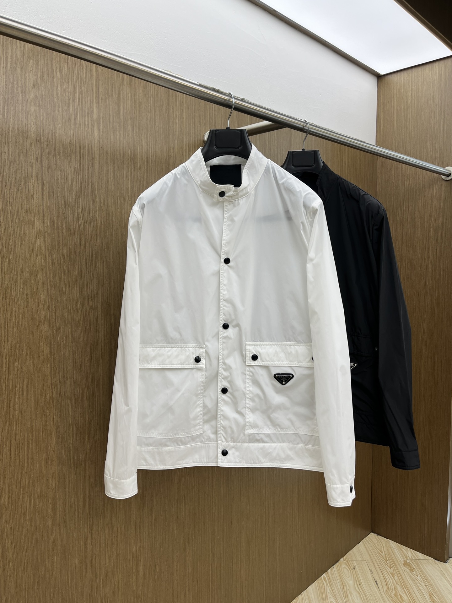 NO:131261,PD spring new model, counter synchronized, more casual and elegant upper body, original hardware luxury high-end customization new work!  Brand characteristics logo embellishment design, the highest quality shipment in the market, original auxiliary materials, extreme luxury!  Soft and comfortable. The upper body is so handsome!  Suitable for any scene!  LZ Number of codes: M-2X, color black white, alexander wang19860909PD春季新款,专柜同步,上身更随意大方,原版五金奢华高档定制新作！品牌特质logo点缀设计,市场最高品质出货、原版辅料,奢华极致！柔软舒适.上身爆帅！适合任意场景！LZ 码数:M-2X,颜色黑色 白色,,alexander wang,Men's clothing