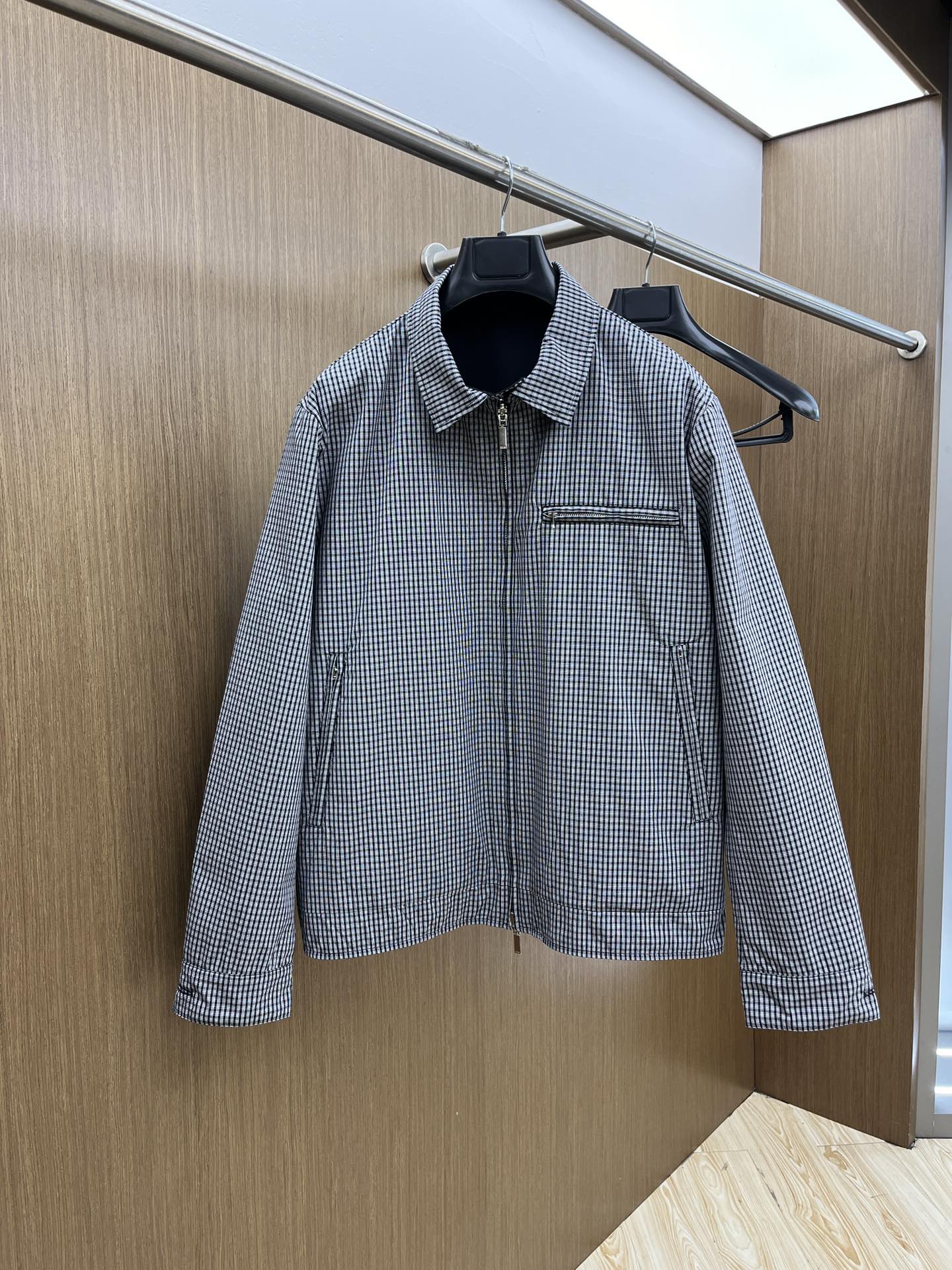 NO:130188,Lv Early Spring New Men's Double-sided Jacket, High-Customized Counter Fabric, High-Environmental Comfortable, Improper and Details, Brand Element Design Concept, Elaborate Workmanship and Complex Process, Professional Purchase Level reflects high quality. LZ feels delicate and soft!  It is casually cut, with a great upper body style!  Code number M-XXL, louis vuitton, jackets & coats, jackets & coats, alexander wang19860909Lv 早春新款男士双面穿夹克外套,高定专柜面料 透气舒适度高,细节无可挑剔,品牌元素设计理念,做工考究工艺复杂,专业代购级体现高品质.LZ手感细腻柔软！呈现休闲裁剪,上身版型超赞！ 码数M-XXL,,louis vuitton,jackets & coats,jackets & coats,alexander wang,Men's clothing