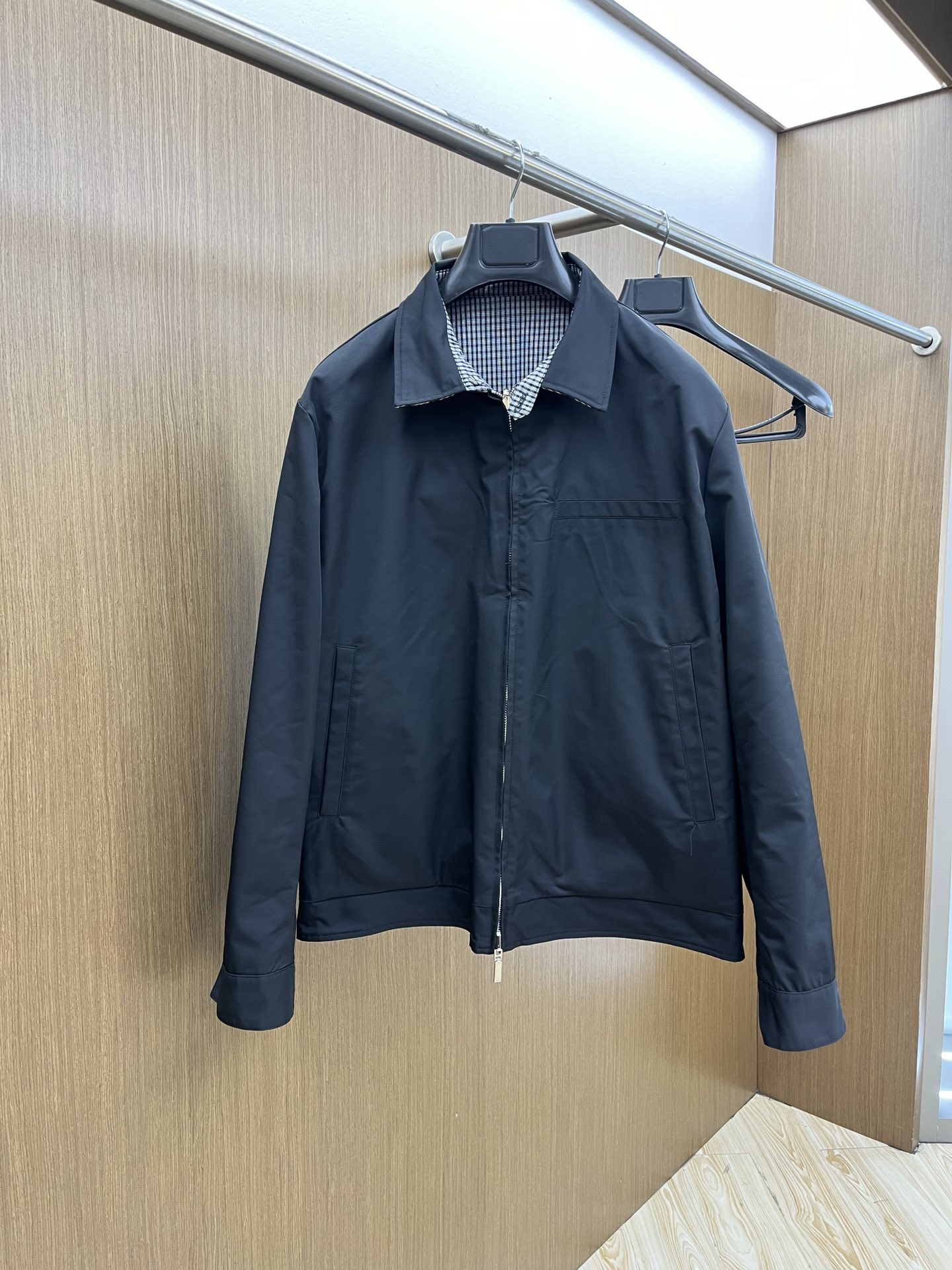 新品 Lv 🔥🔥早春新款男士双面穿夹克外套，高定专柜面料 透气舒适度高，细节无可挑剔，品牌元素设计理念，